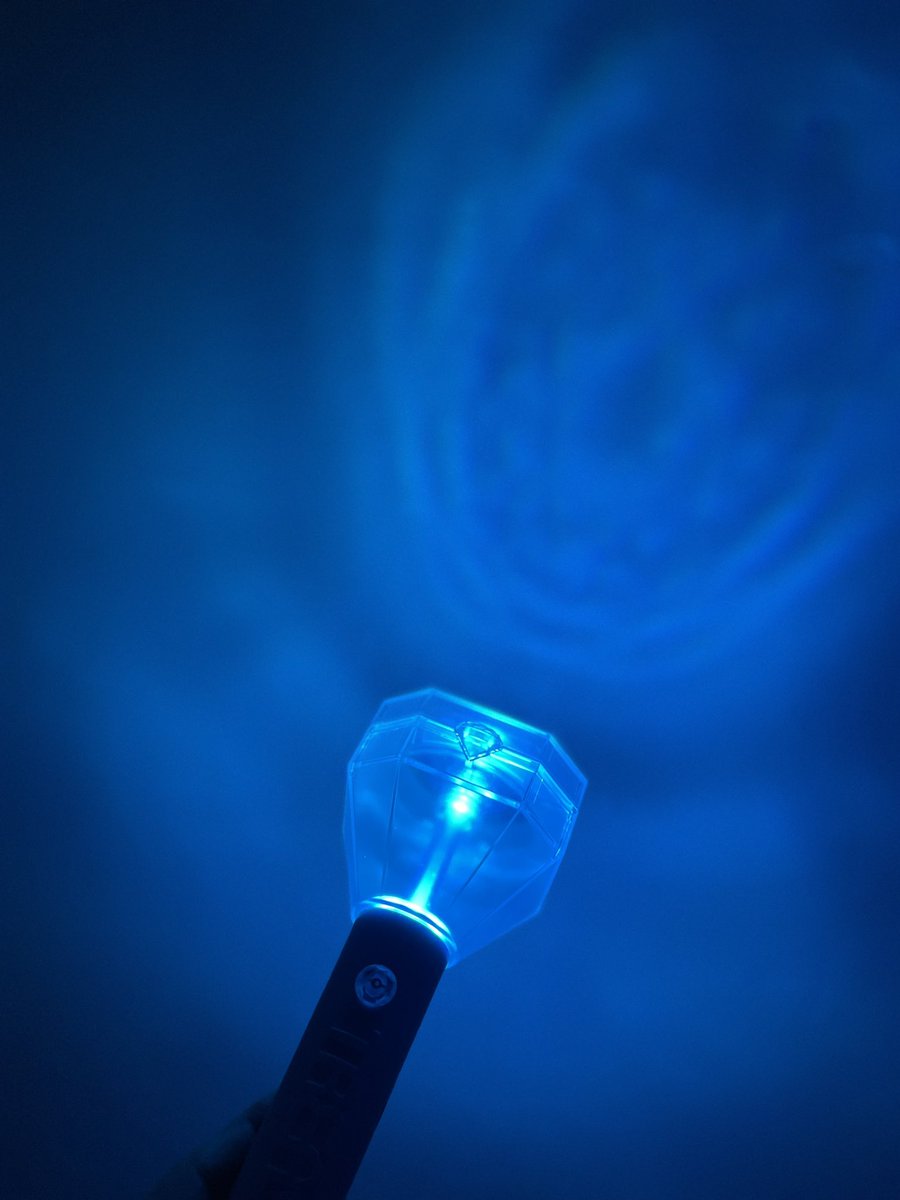 _tinkerbin's tweet photo. wts lfb ph | treasure light stick / teulight

— onhand
— php 1600 
— good as new • with box, batt holder, &amp; strap
— dm or reply to claim 🩵
— can ask for more pics and/or vids for proof

t. treasure teulight https://t.co/aMDD41MU15