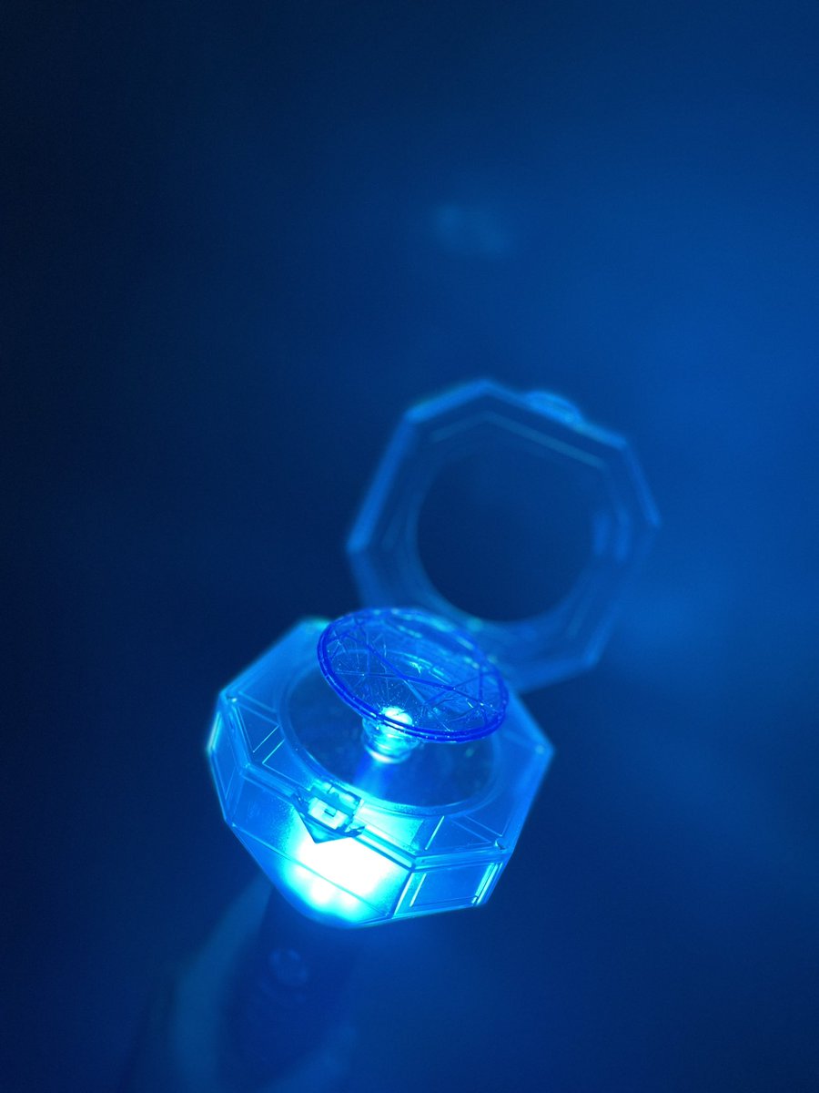 _tinkerbin's tweet photo. wts lfb ph | treasure light stick / teulight

— onhand
— php 1600 
— good as new • with box, batt holder, &amp; strap
— dm or reply to claim 🩵
— can ask for more pics and/or vids for proof

t. treasure teulight https://t.co/aMDD41MU15