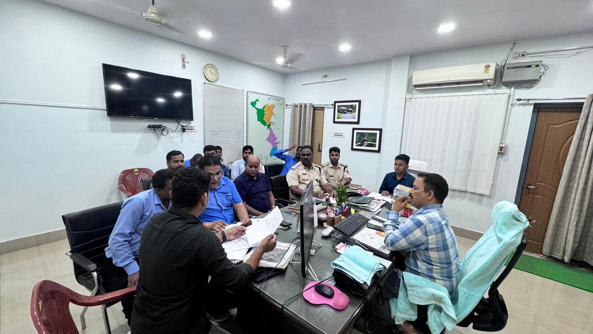 Wildlife &amp; power safety entwined! 🐘💡 Productive meeting with DFO Karanjia &amp; TPNODL staff to safeguard animals from electrocutions. Collaborative efforts for a greener &amp; safer future!

 #WildlifeConservation
#ElectricalSafety
 <a href="/pccfodisha/">PCCF & HoFF Odisha</a>
<a href="/PCCFWL_Odisha/">PCCF WL & CWLW, Odisha</a>
<a href="/odishawildlife/">Odisha Wildlife Organisation</a>