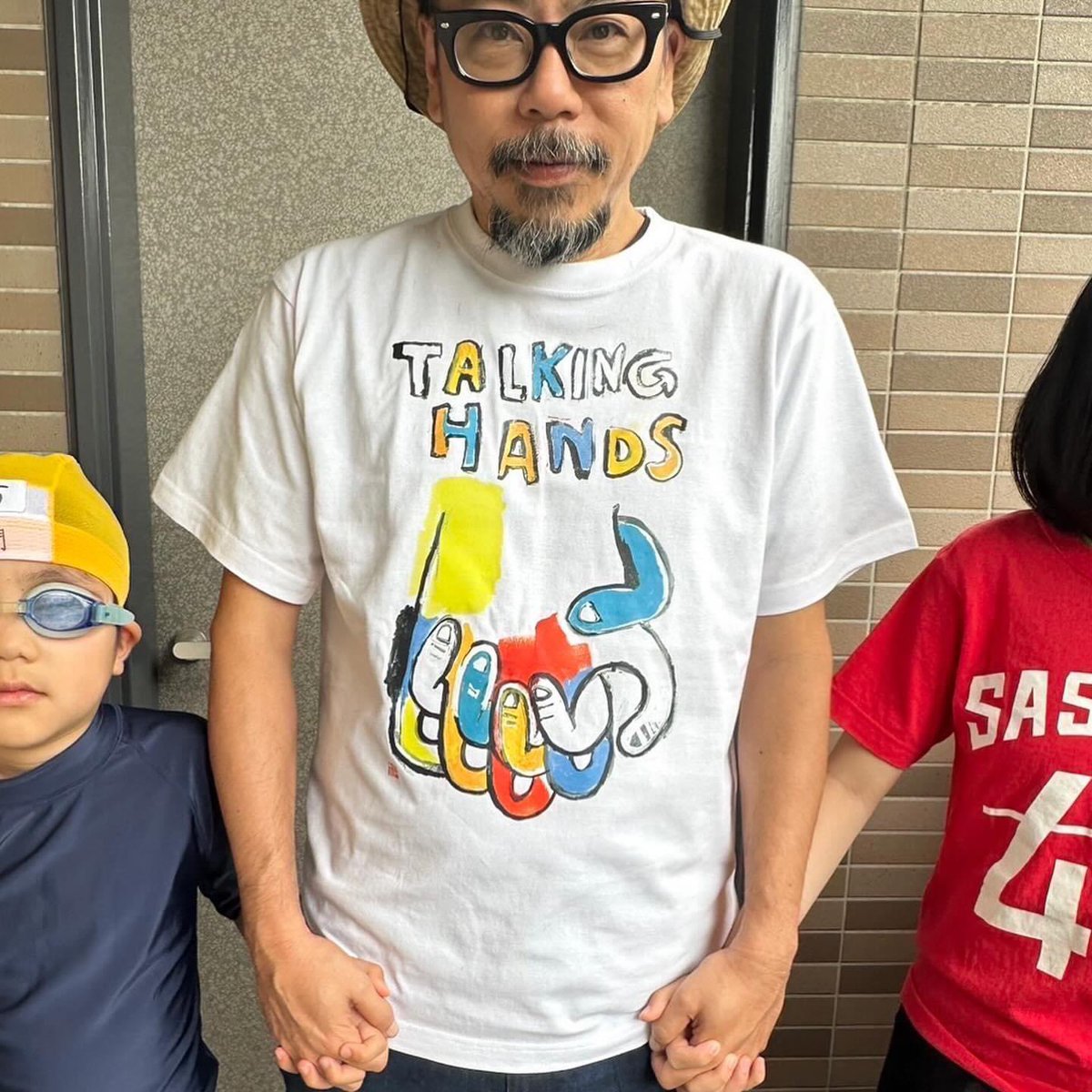 kadohide's tweet photo. つないだ手から伝わる会話がある
【SMILE TAKING HANDS】
“TALKING HANDS”
Tシャツ
https://t.co/dOmWFfNqKv
#門秀彦 #handtalk #talkinghands https://t.co/xHxqmidN1x