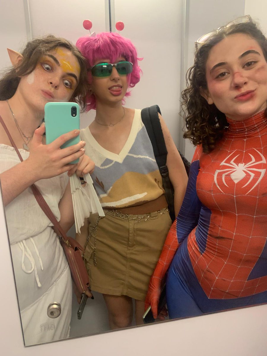 LOVER0FMIN3's tweet photo. zelda and saiki beat up spiderman (real) https://t.co/ThDFbgHDWd