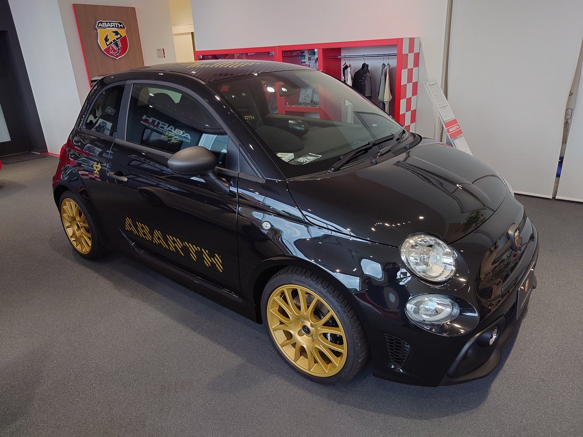 595_competi_PP2's tweet photo. ガソリンエンジン最後の限定車と言うことで、六丁の目のアバルト仙台に拝みに行って参りました。お値段がもはやアレなんで、拝むことしか出来ませんでした。。。　#アバルト #abarth #abarth695 #anniversario #イデアル #アバルト仙台 https://t.co/k2yrr1n7le
