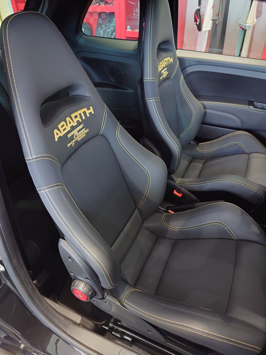 595_competi_PP2's tweet photo. ガソリンエンジン最後の限定車と言うことで、六丁の目のアバルト仙台に拝みに行って参りました。お値段がもはやアレなんで、拝むことしか出来ませんでした。。。　#アバルト #abarth #abarth695 #anniversario #イデアル #アバルト仙台 https://t.co/k2yrr1n7le