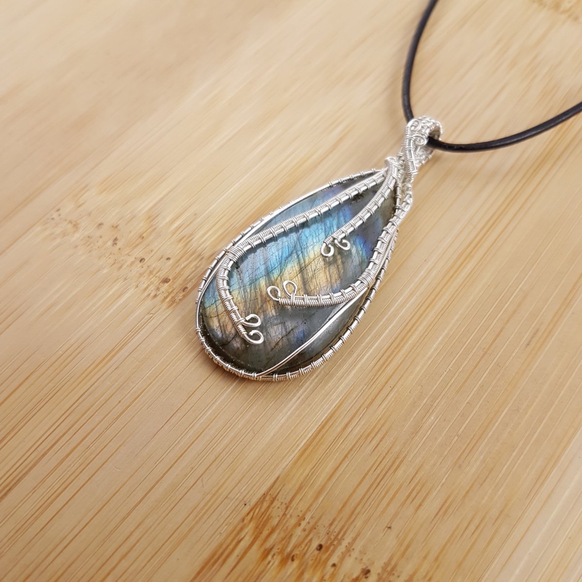 Good morning Saturday!

Treat yourself to something unique - I have over 40 different handmade pendants to choose from.

oishiny.etsy.com
Each one comes in a gift box with free shipping included.

Seen below: Amazonite, amethyst, and labradorite.
#UKGiftHour #UKGiftAM