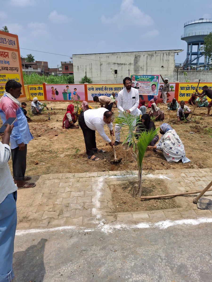 Dpro_Saharanpur's tweet photo. जनपद सहारनपुर के ग्राम पंचायत बुड्ढा खेड़ा में वृक्षारोपण करते हुए ग्राम प्रधान और एडियो पंचायत https://t.co/cu9lKTsuOF