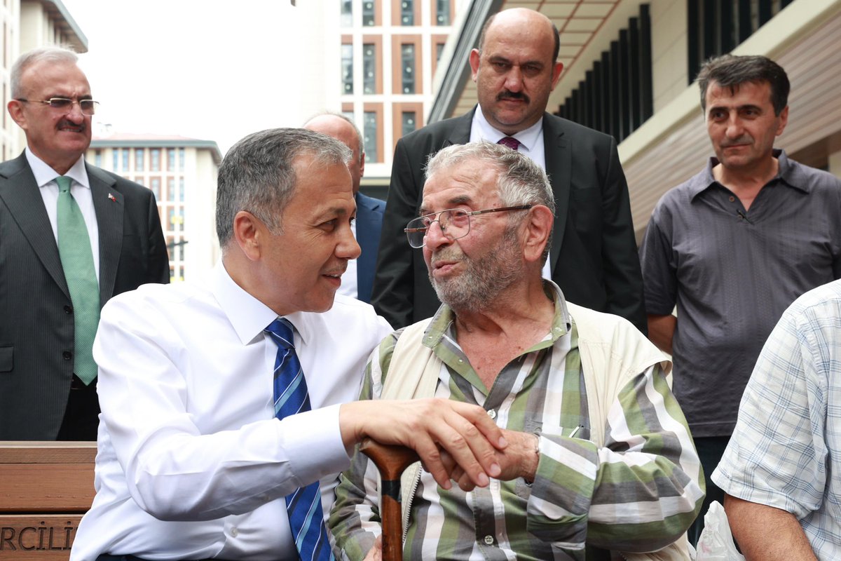 AliYerlikaya's tweet photo. Cumhurbaşkanımız Sayın @RTErdogan’ın memleketi Rize’mizde kıymetli hemşehrilerimizle, gönlü yüce esnaflarımızla bir araya geldik, hasret giderdik.

Rizeli hemşehrilerim vatanına, bayrağına, devletine aşkla bağlıdır. Esnaflarımız ticaret erbabıdır. Kadim esnaf kültürünün en güzel temsilcileridir.

Büyük ve Güçlü Türkiye idealini Rizeli kardeşlerimizle birlikte inşa edeceğiz.

📍Rize

#TürkiyeninHuzuru🇹🇷