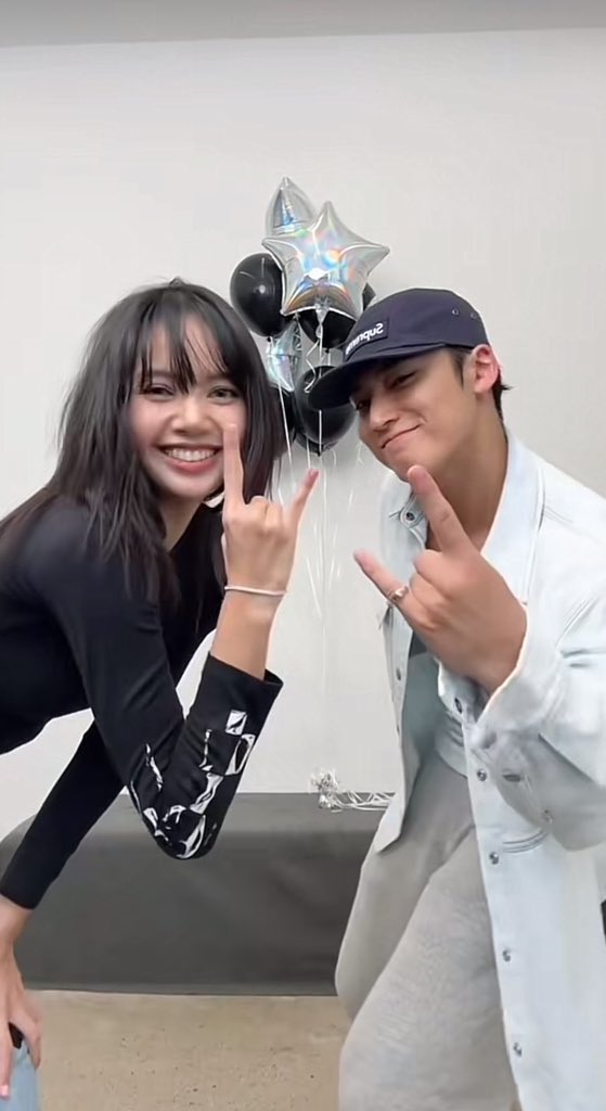 haa_n_ni's tweet photo. CARAT BLINKS THEY’RE BESTFRIENDS 😭😭😭😭😭😭😭😭😭😭😭😭😭 https://t.co/BrKy8MHLMj