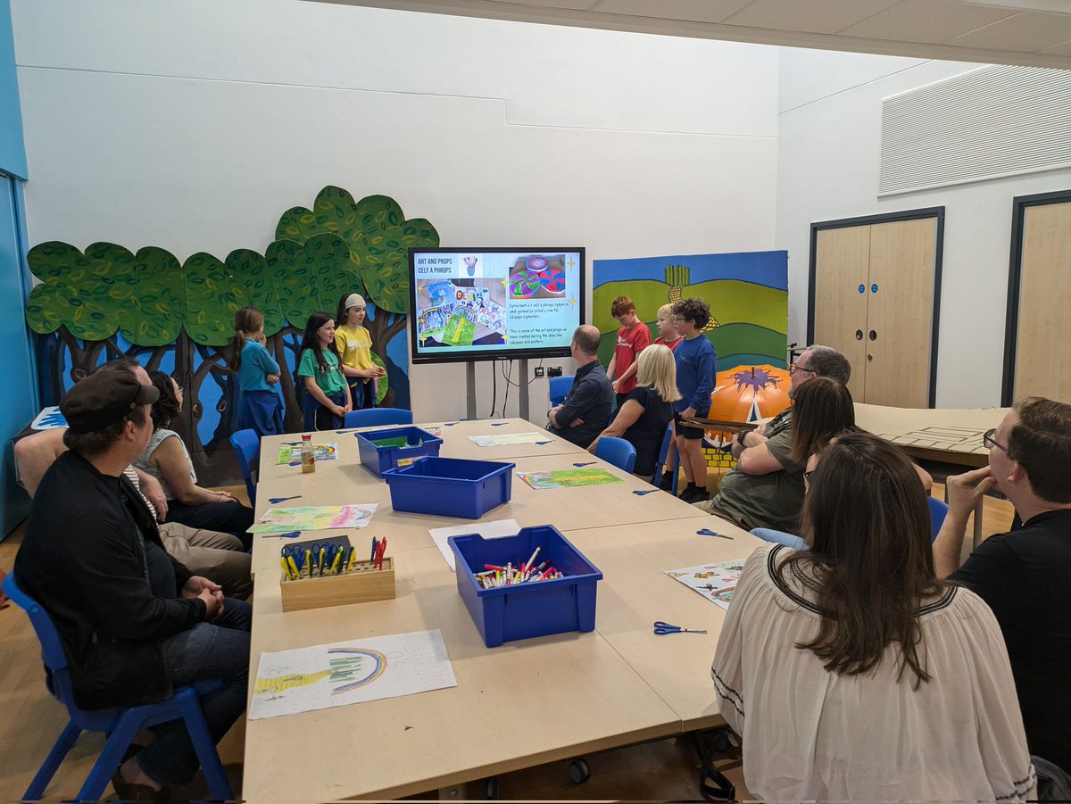 Dathliad plant blwyddyn 5 dosbarth Castanwydden. Gwaith paratoi a chyflwyniad gwych a chyfle i'r plant cydweithio gyda rhieni. Year 5 children from dosbarth Castanwydden's celebration event.Excellent prep and presentation before an opportunity to work collaboratively with parents