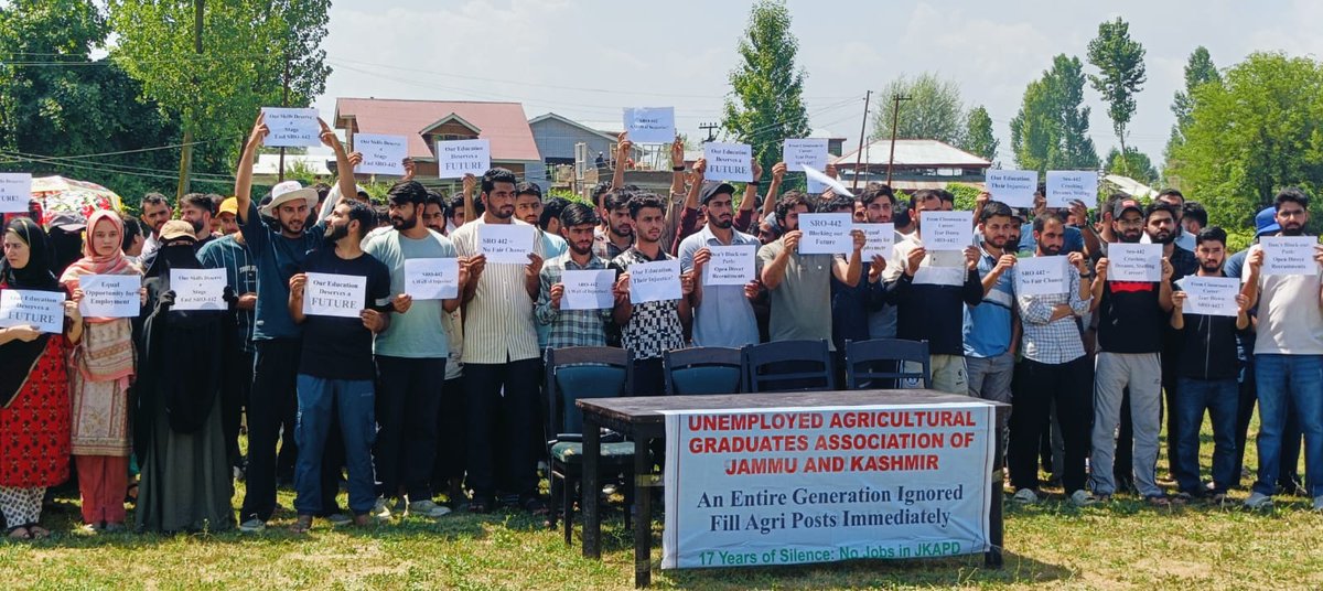 SkuastkCC's tweet photo. Press briefing held by the unemployed agriculture graduates association of j&amp;k (UAGAJK)against draconian SRO's, which deprives us of our right to employment. 
@AgriGoI @imrankehwah @OfficeOfLGJandK @RuhullahMehdi @Junaid_Mattu @jumping_gene @JKNC_ @jkpdp @MediaCellBJPJK https://t.co/dBPqGA6PbB