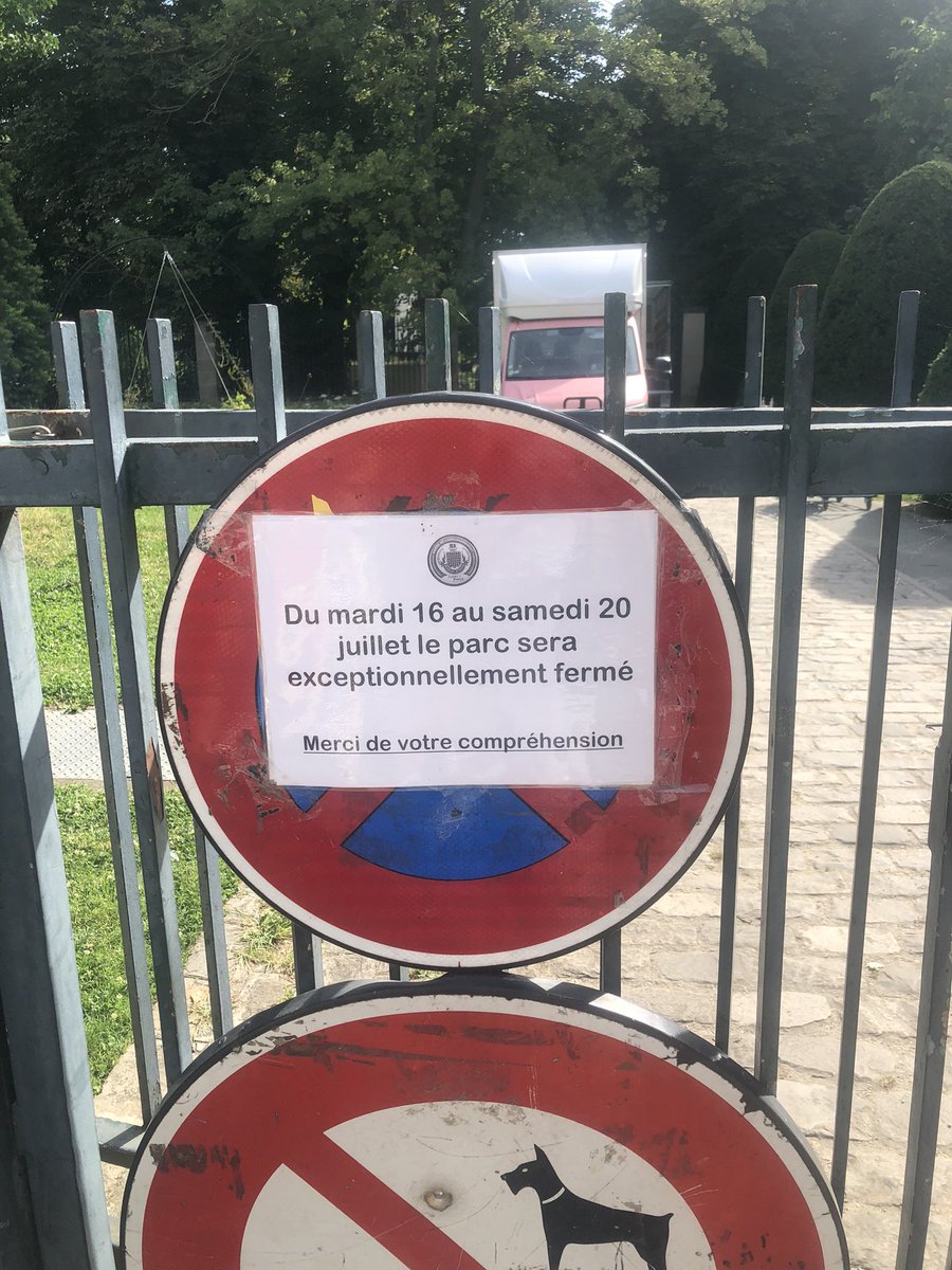 Il va faire 32 degrés cet après-midi. Le plus grand parc de Saint-Denis, plus grand espace de fraîcheur, est fermé pour installer l’accueil olympique. 

Quelle est la priorité ?! Les photos de com pendant la période olympique ou la vie quotidienne des habitantes qui restent ?