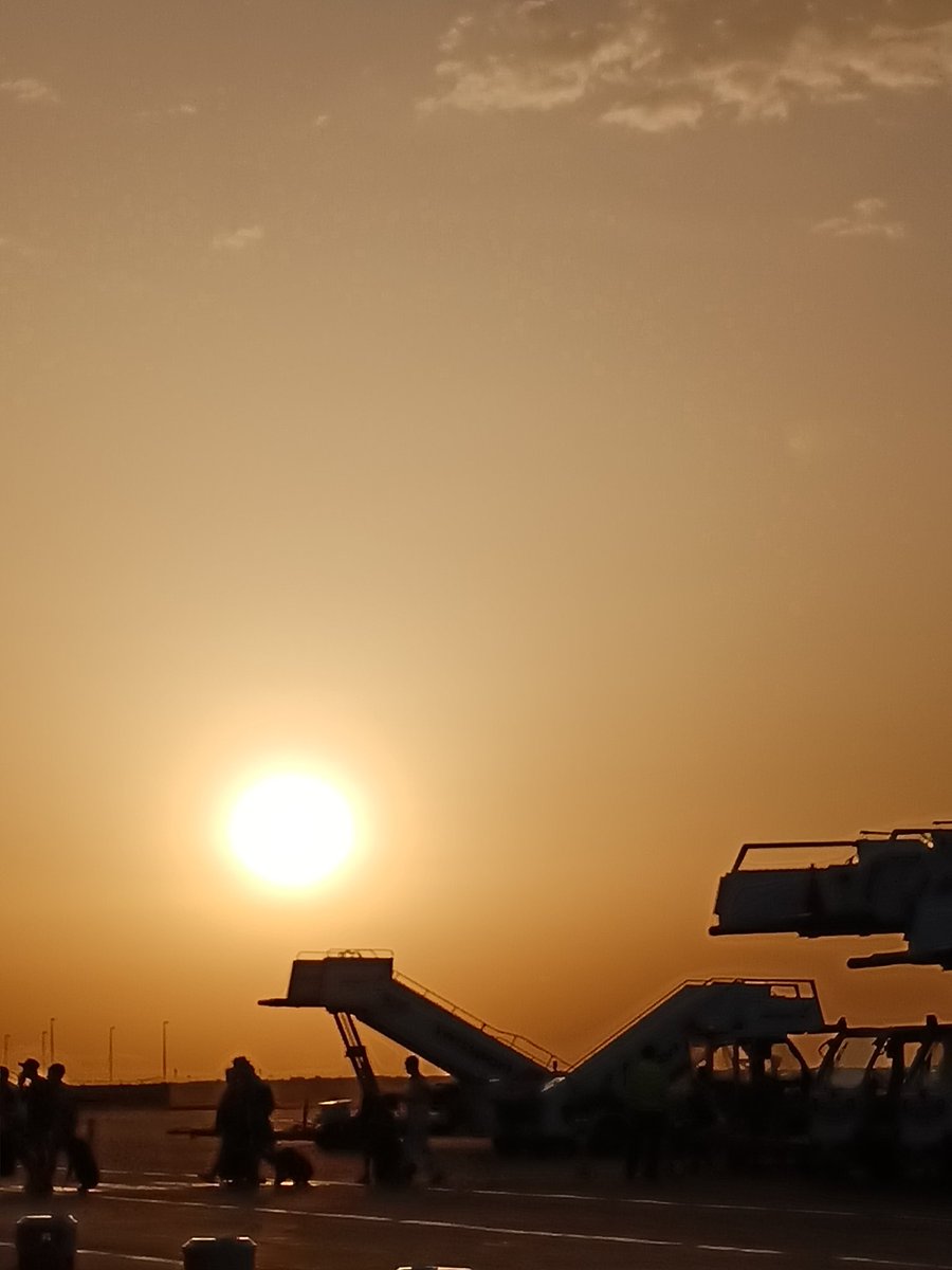 Catching the last sunset before I leave Morocco🇲🇦 🤍 makes me wonder as always .... أهنا يرتاح القلب ، أم في ثنايا أرض غريبة