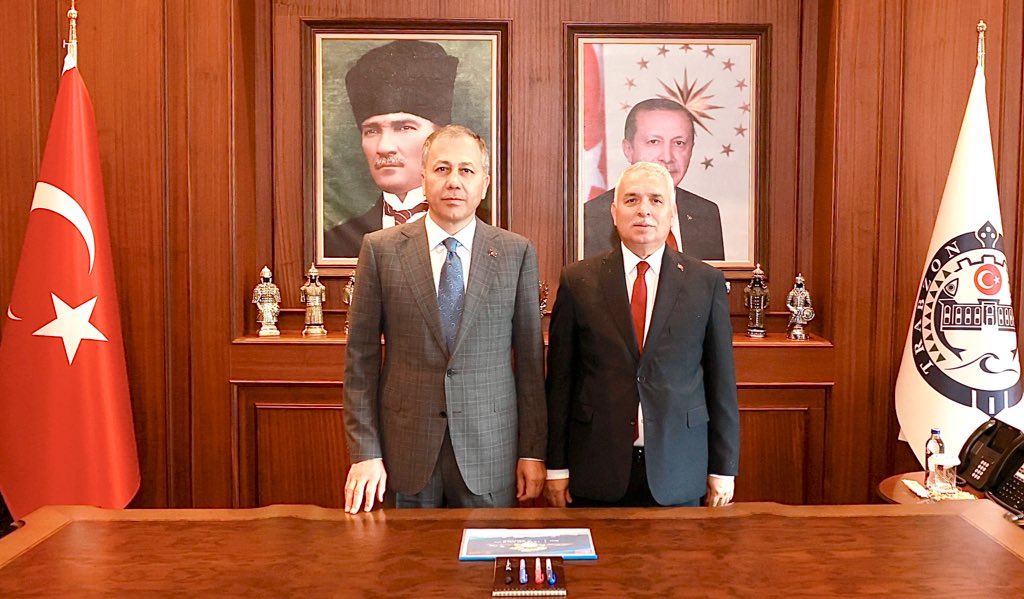 AliYerlikaya's tweet photo. Bugün Karadeniz’in güzel şehri Trabzon’dayız.

İlk olarak Trabzon Valiliğimizi ziyaret ettim. Trabzon Valimiz Sayın Aziz Yıldırım’a ev sahipliği için teşekkür ediyorum.

📍Trabzon https://t.co/BiY0oj7CVy