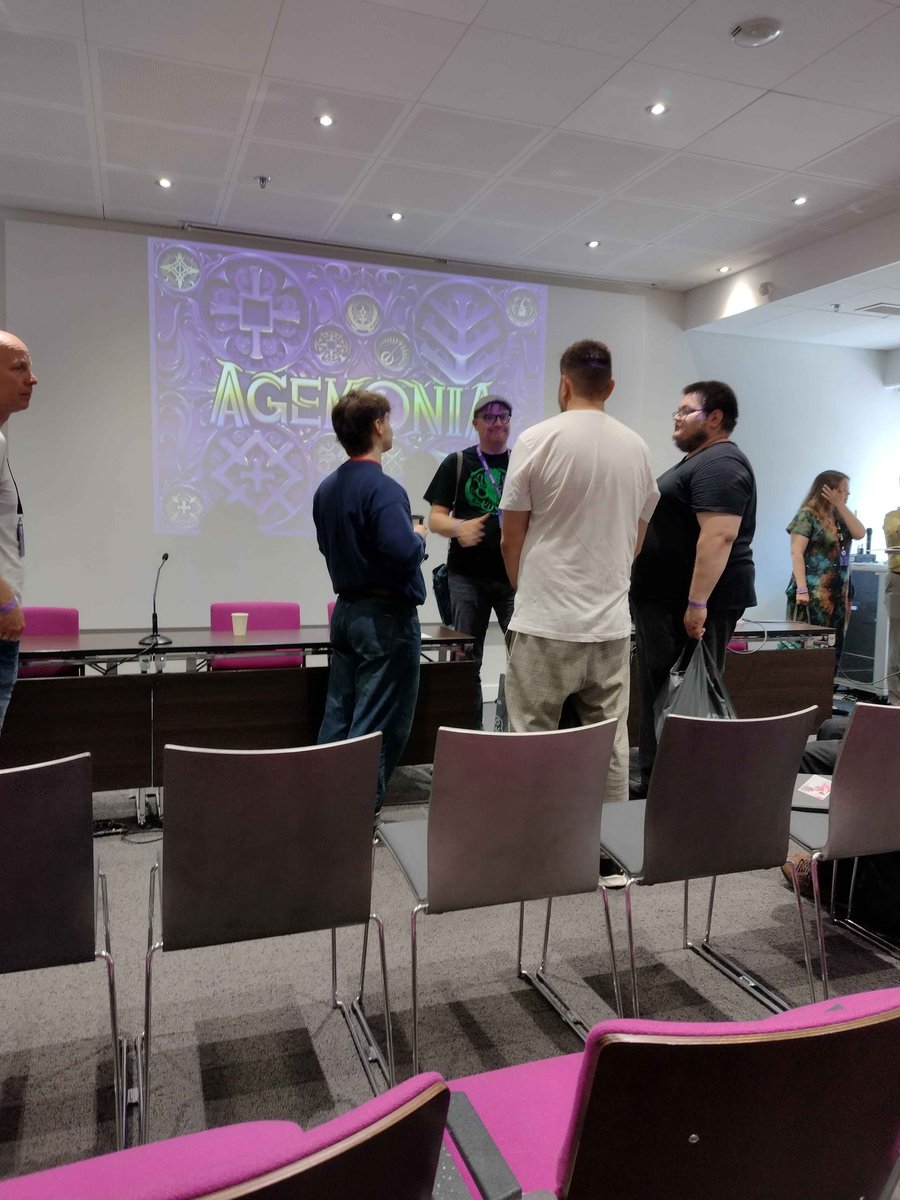 Dinasaidso1's tweet photo. Always nice to meet with other creators.
#ropecon #finnishgames #agemonia https://t.co/nkAT3EdPE4