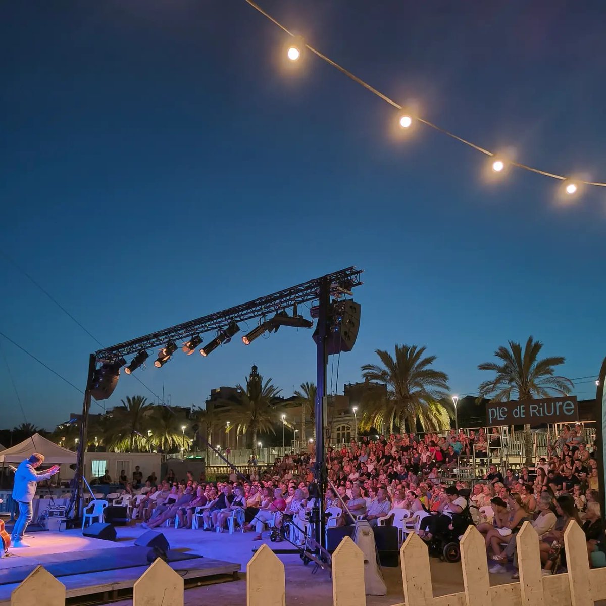 plederiure's tweet photo. Un sol home, mil persones.

Així és en @plaza_pep, que ahir a la nit ens va fet un repàs de la seva vida amb personatges famosos només amb un micròfon, la seva guitarra i molta creativitat. 💡

A més, en Pep està fent de presentador dels espectacles de nit del #PleDeRiure2024 https://t.co/BFvRmnwWP7