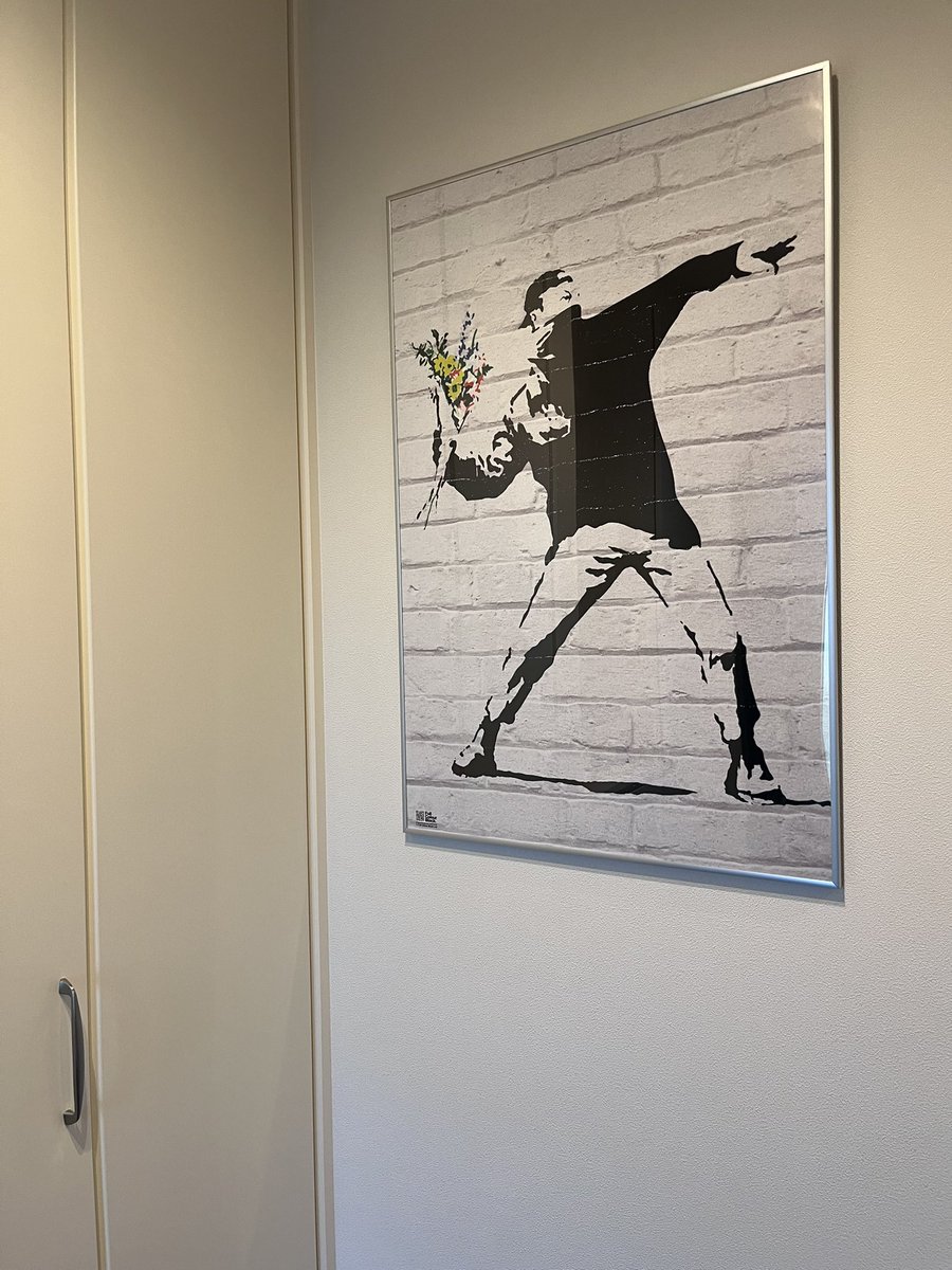 taakun0111's tweet photo. バンクシーが家にやってきたww
#バンクシー
#フラワースローワー
#banksy
#flowerthrower https://t.co/gvdS0SbOy5