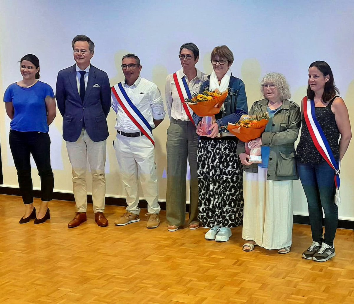 Prefet22's tweet photo. 🇫🇷✂️ Stéphane Rouvé, préfet des #côtesdarmor, a inauguré, aux côtés des élus, le nouvel équipement ludo-sportif de #Langoat.
Situé au cœur de la commune, ce nouvel espace destiné aux habitants a bénéficié de financements de l'État à hauteur de 1️⃣5️⃣0️⃣0️⃣0️⃣ €. 💰 https://t.co/8KFa0RStaf