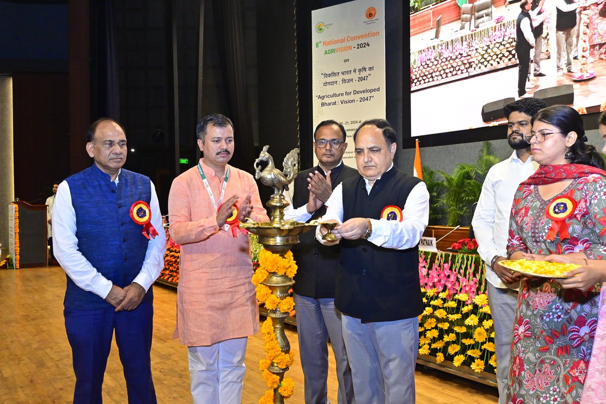 AgrivisionOrg's tweet photo. "विकसित भारत में कृषि का योगदान विजन - 2047" विषय पर नास कॉमप्लेक्स, दिल्ली में आयोजित किये जा रहे एग्रीविजन के 8वें राष्ट्रीय सम्मेलन के उद्घाटन समारोह में मुख्य अतिथि के रूप में डॉ. तिलक राज शर्मा, उप महानिदेशक, (फसल विज्ञान) भा. कृ. अन्. प. एवं निदेशक, भा. कृ. अनु. सं.. नई दिल्ली; विशिष्ट अतिथि के रूप में डॉ. राकेश चंद्र अग्रवाल, उप महानिदेशक (शिक्षा) भा. क. अन्. प.. नई दिल्ली; श्री @AshishSainram जी, राष्ट्रीय संगठन मंत्री, अभाविप एवं डॉ. पुन्यव्रत सुविमलेन्दु पाण्डेय, कुलगुरु, डॉ. राजेन्द्र प्रसाद केन्द्रीय कृषि विश्वविद्यालय, समस्तीपुर, श्री @Shubham060196, राष्ट्रीय संयोजक, एग्रीविजन एवं सुश्री @ShivangiSpeaks शिवांगी खरवाल, राष्ट्रीय मंत्री, अभाविप मंच पर विशेष रूप से उपस्थित रहें। अतिथियों ने दीप प्रज्ज्वलित कर सम्मेलन का आगाज किया।
#Agrivision #AgrivisionOrg
#8thNationalConvention
#Agrivision4Bharat