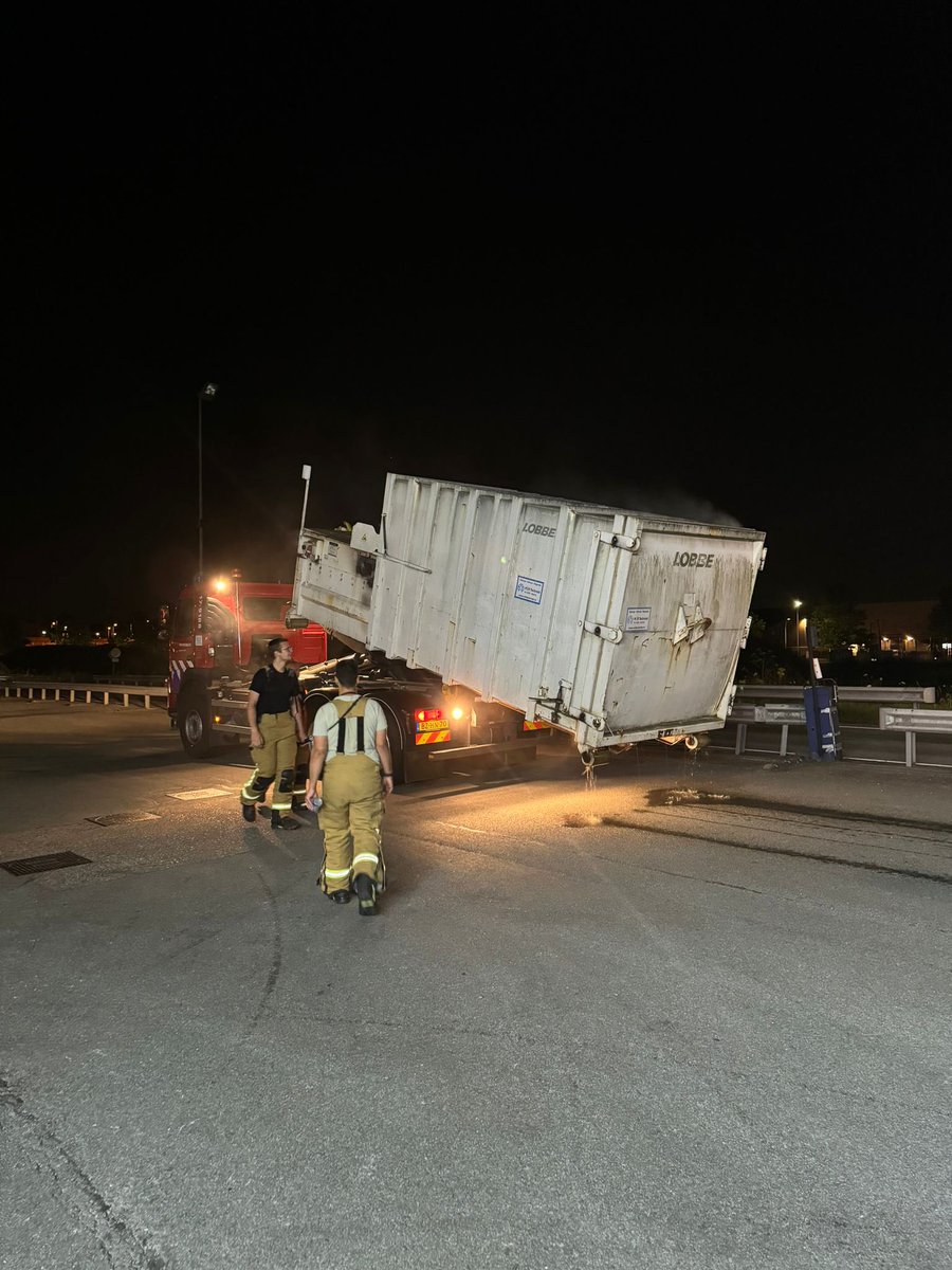 Afgelopen nacht zijn we in touw geweest met de brandende lading van container aan de #Transportweg in #Barendrecht #samensterk #brandweer #vrijwilligebrandweer #VRR
