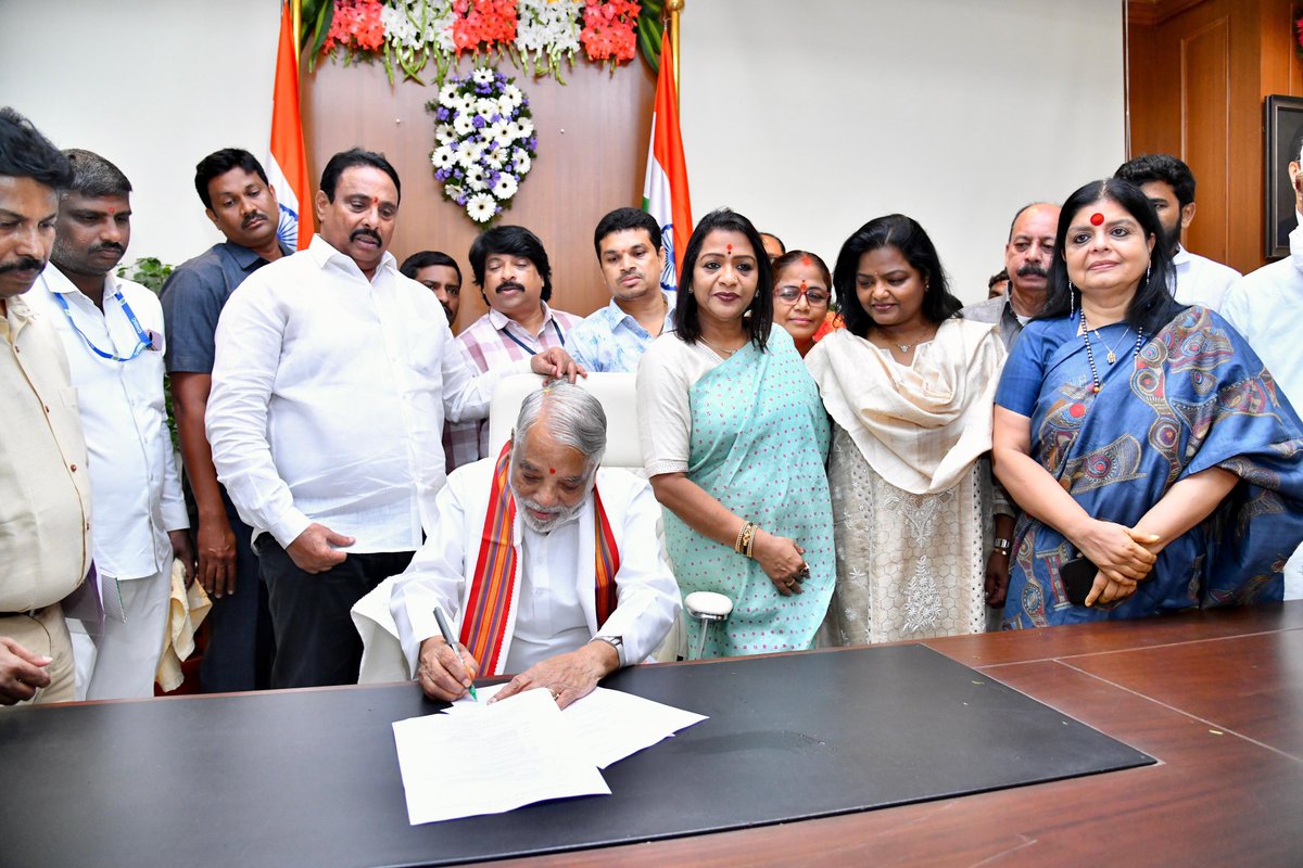 Congress4TS's tweet photo. Dr. K Keshav Rao took charge as Advisor to Telangana State Govt

తెలంగాణ రాష్ట్ర ప్రభుత్వ సలహాదారుడుగా భాద్యతలు స్వీకరించిన సీనియర్ కాంగ్రెస్ నాయకుడు Dr.కె కేశవ రావు గారు
(మాజీ APCC అధ్యక్షుడు, మాజీ మంత్రి, మాజీ ఎంపీ), తెలంగాణ కాంగ్రెస్ ఇన్చార్జి దీపా దాస్ మున్షీ,
ఎమ్మెల్యే లు దానం నాగేందర్, గణేష్, కాలే యదయా, ఎంపీ మల్లు రవి, ఎంపీ బలరాం నాయక్, ఎమ్మెల్సీ ప్రభాకర్ పాల్గొన్నారు.