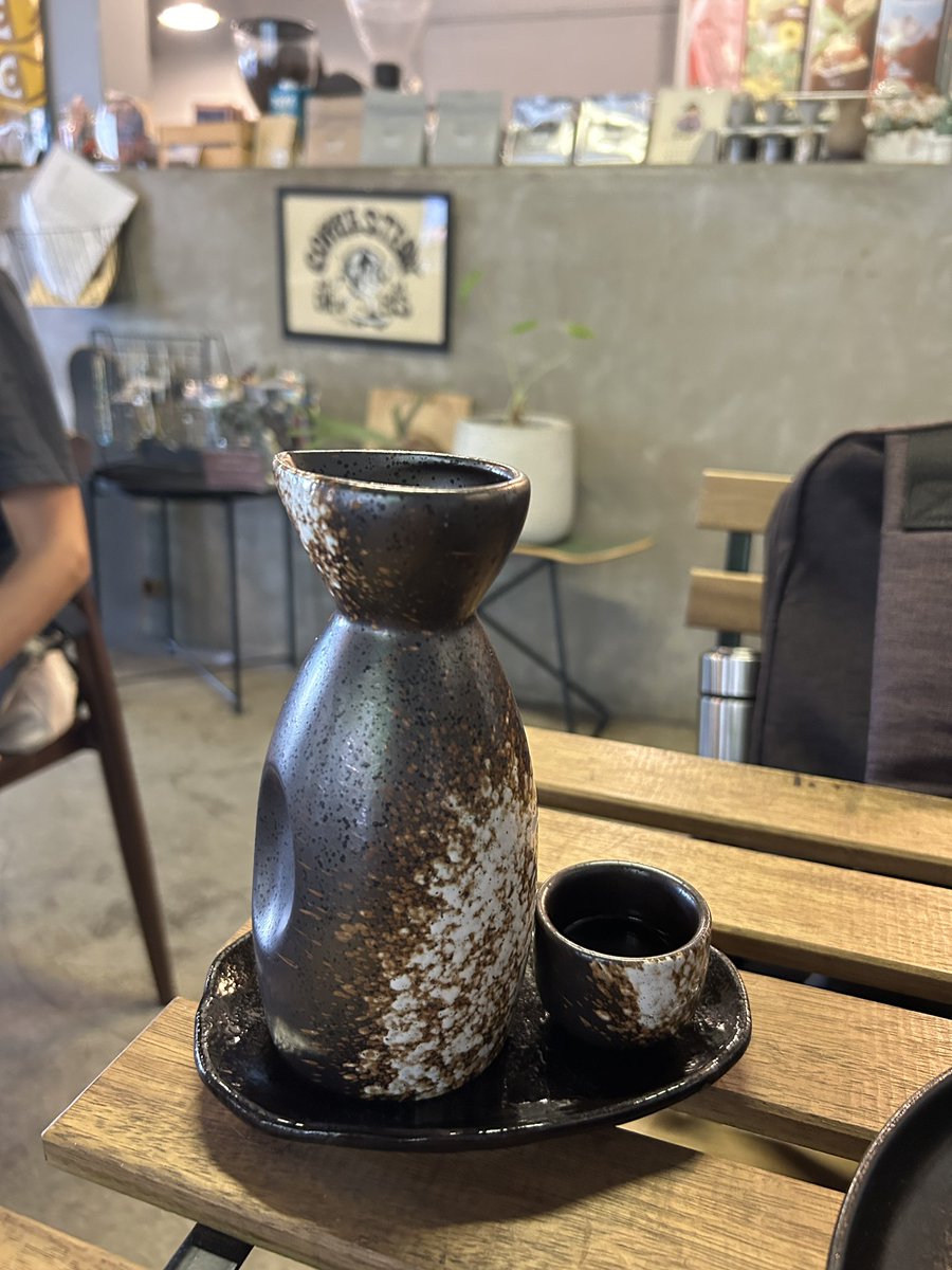 thomastang303's tweet photo. 今天回台中
來跑店長朋友的店～
台中的白天也是會融化的那種🫠
-
今天喝到好喝的肯亞☕️
老闆特別介紹他們的手沖是用清酒壺和杯子裝！
在杯子見底時可以聞降溫後的香氣，也可以直接從清酒壺聞高溫的香氣，可惜我今天一邊鼻塞，聞不到😂 https://t.co/fQAIBhyPy2