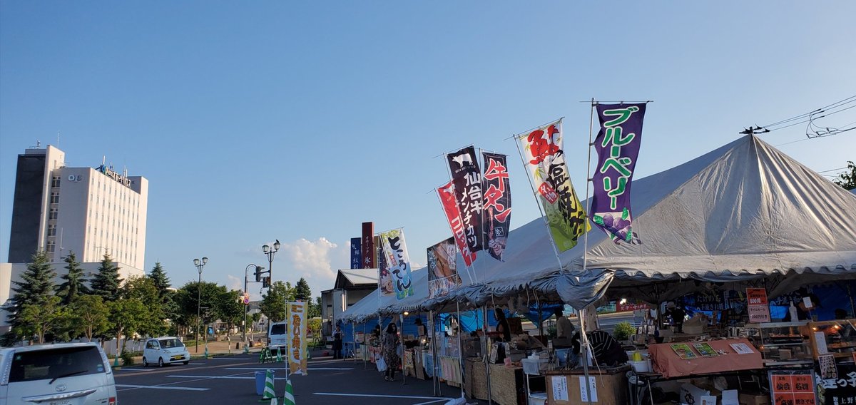 紋別のお仕事こんな感じです。奥の雲は入道雲の様な！今日も🥵かったー。東京では27人搬送されたとか。水分補給ね😊こちらは日向はまだ凄いけど風が涼しい。オホーツクパレスホテル8年位前福山雅治が来た。勿論あえなかった😁明日はこちらも33℃予想😅
