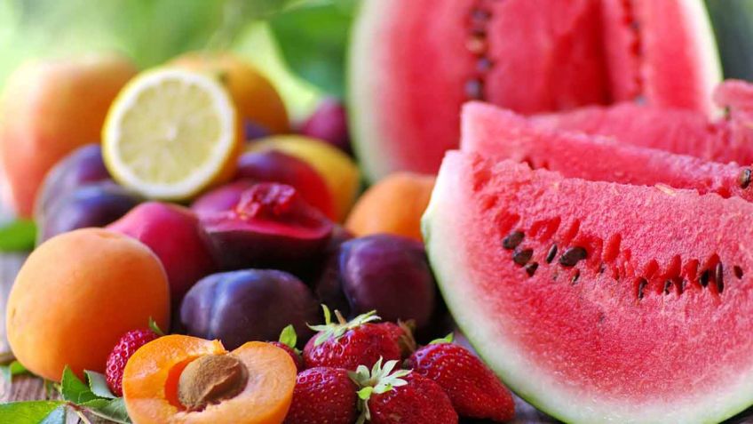Greanprof's tweet photo. 🍒¿La fructosa de la FRUTA es tan mala como la pintan? 🍉

Se está popularizando un movimiento que menosprecia las bondades de la #fruta debido a su contenido en fructosa.

Según afirman, entre otras muchas travesuras, la #fructosa desajusta los mecanismos de control del hambre, produce resistencia a la insulina y es responsable de la glicosidación de las proteínas.

Sin embargo, como sucede con cada alimento, hay múltiples opiniones, algunas totalmente enfrentadas.

Hay investigadores que concluyen que:

👉 Las personas sanas que consumen fruta antes de las comidas tienen un menor pico glucémico.

👉 La fruta puede ser perjudicial si eres una persona sedentaria y con una ingesta calórica excesiva.

👉 Y lo más importante, la fructosa es dañina cuando se consume en los alimentos ultraprocesados y no en la fruta.

Y es que la fruta es mucho más que fructosa: contiene otros nutrientes, #fitoquímicos y #fibra.

🌟 Hay que incluir en la dieta fruta de temporada, aquella que crece bajo el mismo sol que te alumbra y en el suelo de la región que pisas.