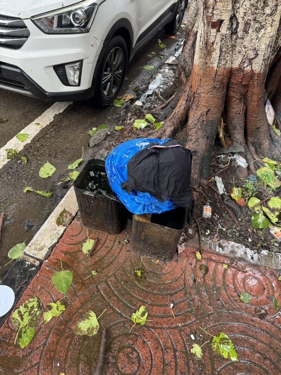 SahilSawant's tweet photo. @mybmcWardGS @mybmc @WRWAAlmWorli 

Breeding ground for mosquitoes especially when there’s an outbreak of Malaria and Dengue in the city. 
Also an open manhole right on the main road. Please take some action and get this sorted. 

https://t.co/jKyoEyUBWS https://t.co/yIEgaxxcbr