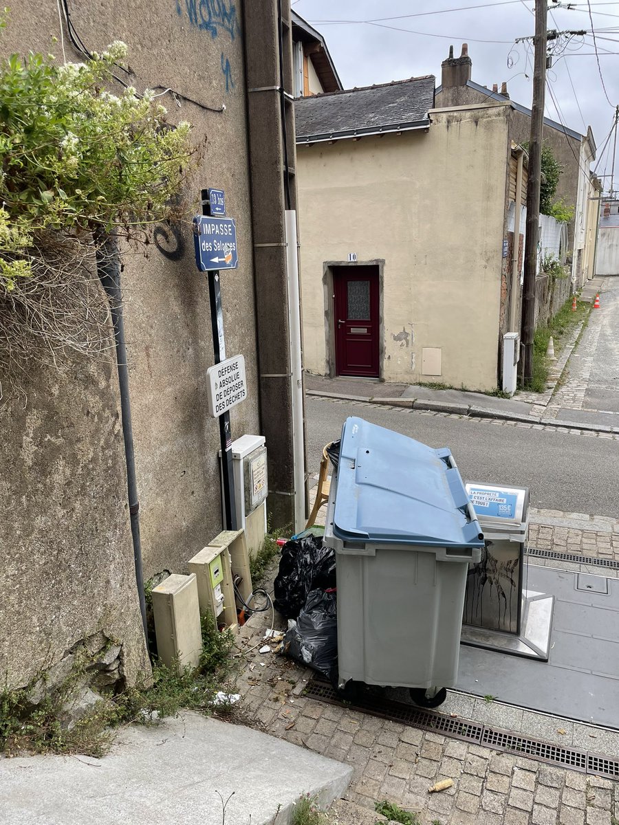 oliga2605's tweet photo. Nos poubelles débordent @nantesfr 
Il manque l’odeur et les rats sur la photo. #déchets #poubelles #hygiène https://t.co/JaGDLUPjBN