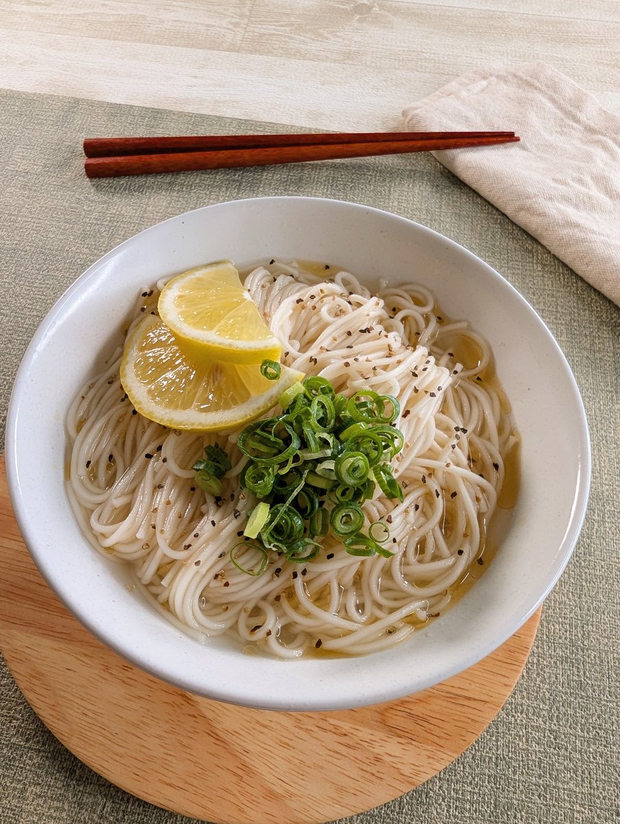 hamagohan_r's tweet photo. 風味が最強過ぎるこの季節に食べてほしい絶品レシピが完成しました！
ごま油とレモンの香りがたまらない一品です！ https://t.co/fKMD3X9VRx