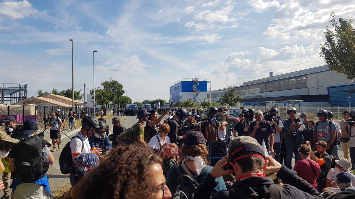 Extinction Rebellion France 🐝🌺 tweet media