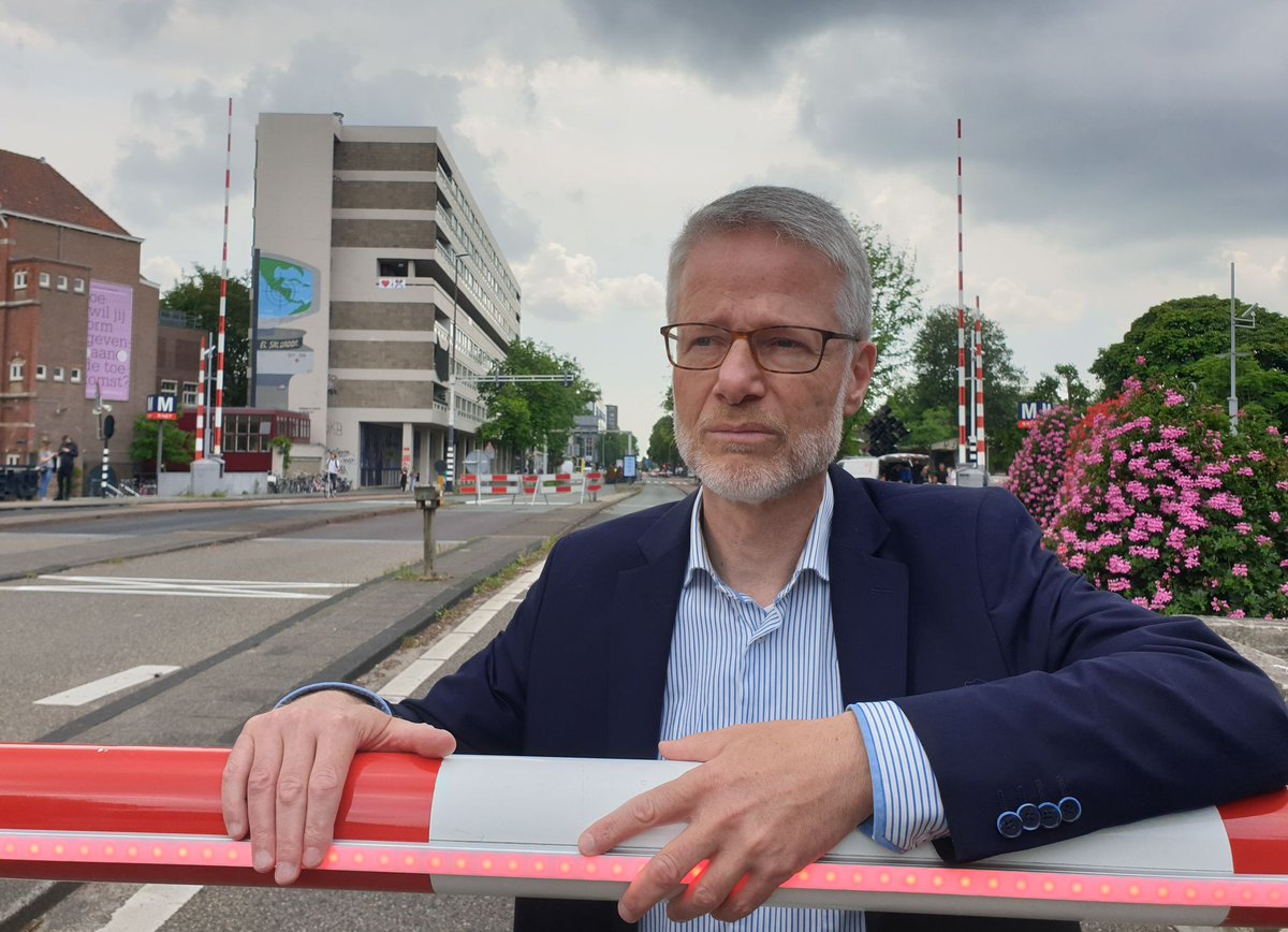 MKB-Metropool #Amsterdam pleit voor een stadse #Weesperstraat. Volgens vicevoorzitter Guido Frankfurther moet de straat naar 2x1 rijstrook: "Dit maakt ruimte voor winkels, horeca en terrassen in de dichte plinten.” at5.nl/artikelen/2277… #mkb #mkbmetropoolamsterdam
