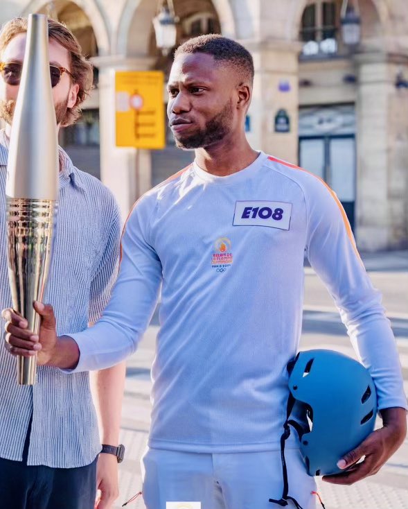 AnouchToranian's tweet photo. Quelle fierté que nos jeunes de #Paris15 soient mis à l’honneur lors des #JO !

Hamidou Fissourou, fondateur de 
 @LaBonneEquipeFR, membre du Conseil des Asso. Parisiennes a été porteur de la flamme olympique. 

Il incarne l’engagement de notre jeunesse.
Bravo cher Hamidou ! 👏🏻 https://t.co/eiSYpfsDlH