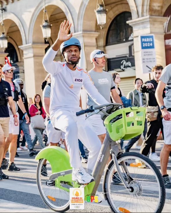 AnouchToranian's tweet photo. Quelle fierté que nos jeunes de #Paris15 soient mis à l’honneur lors des #JO !

Hamidou Fissourou, fondateur de 
 @LaBonneEquipeFR, membre du Conseil des Asso. Parisiennes a été porteur de la flamme olympique. 

Il incarne l’engagement de notre jeunesse.
Bravo cher Hamidou ! 👏🏻 https://t.co/eiSYpfsDlH