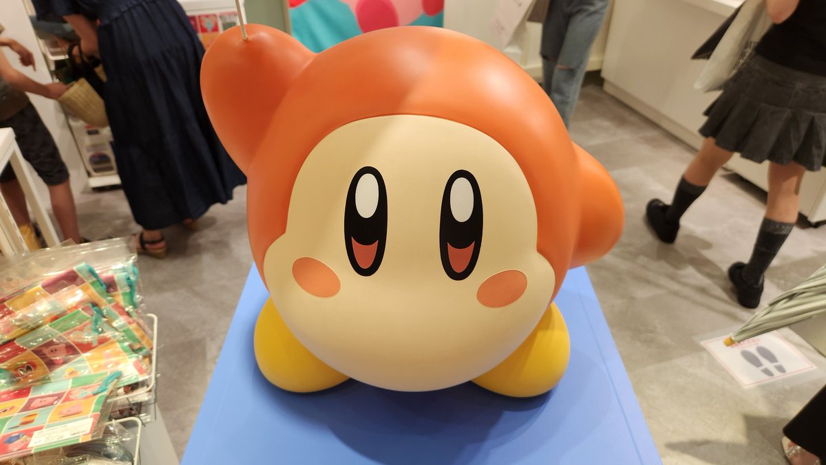 knt3a's tweet photo. 梅田 ルクア1100のKIRBY COLORFUL STORE行ってきた!!
デカワドがめっちゃ可愛かった♪
限定グッズのバッチやキーホルダーも買えて満足♪

#星のカービィ #カラフルストア https://t.co/3W5jUSuo69