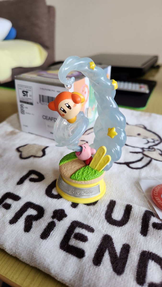 knt3a's tweet photo. 梅田 ルクア1100のKIRBY COLORFUL STORE行ってきた!!
デカワドがめっちゃ可愛かった♪
限定グッズのバッチやキーホルダーも買えて満足♪

#星のカービィ #カラフルストア https://t.co/3W5jUSuo69