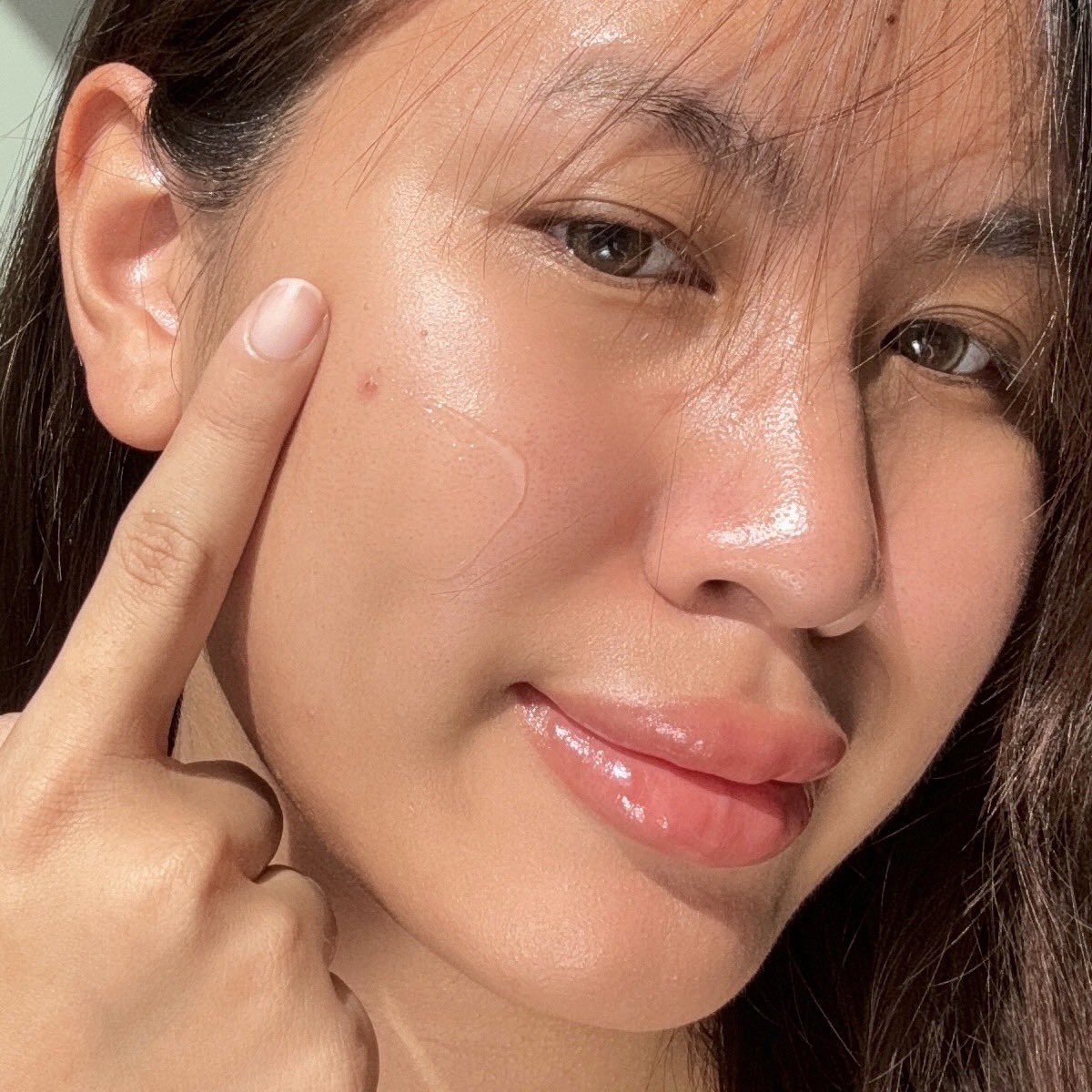 tkxmq_'s tweet photo. แชร์เซ็ตสกินแคร์ที่เราใช้ช่วงกลับจากภูเก็ต 🌞🌊เพราะช่วงนั้นใช้ชีวิตแบบ outdoor คุ้มค่ามากกก จากที่ผิวสองสีอยู่แล้วกลายเป็นดำ หมอง แต่งหน้าแต่งตัวยากเลยดูเทา หม่นไปหมด 🥹

กลับมาก็กู้ผิวด้วยเซ็ต Mille Whitening Rose Peptide 9 Complex ของ Mille เลย ใช้ต่อเนื่องมาเกือบเดือนละนะ ที่เห็นได้ชัดคือผิวมันใส ไบรท์ขึ้นมามากกก หน้าไม่หมองแล้ว ตอนนี้กลับมาเป็นผิวที่ดูใส สุขภาพดีสุดๆ 🫶🏼✨