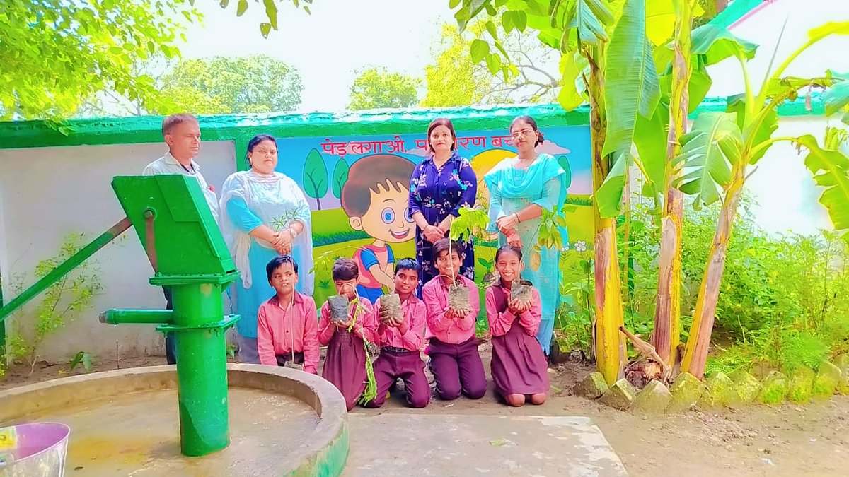 basicshiksha_up's tweet photo. 'वृक्षारोपण जन अभियान' के तहत हुआ पौधरोपण 

वृक्षारोपण जन अभियान के तहत उत्तर प्रदेश के जिला बरेली में प्राथमिक विद्यालय शंकरपुर अंबेडकर , ब्लॉक -फरीदपुर पर शिक्षकों एवं छात्रों ने मिलकर पौधे रोपे। 

#Plant4mother
#एक_पेड़_माँ_के_नाम https://t.co/bo0Yqk7DKF