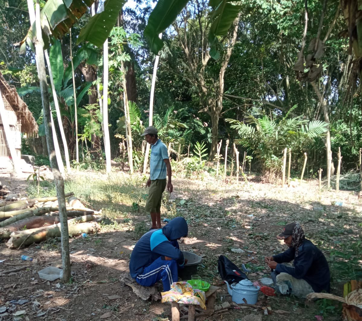 BiblengCo's tweet image. We are feeding our farm workers 3 times per day with unlimited supply of coffee and tea and snacks 

#Bibleng #Tunjungrejo