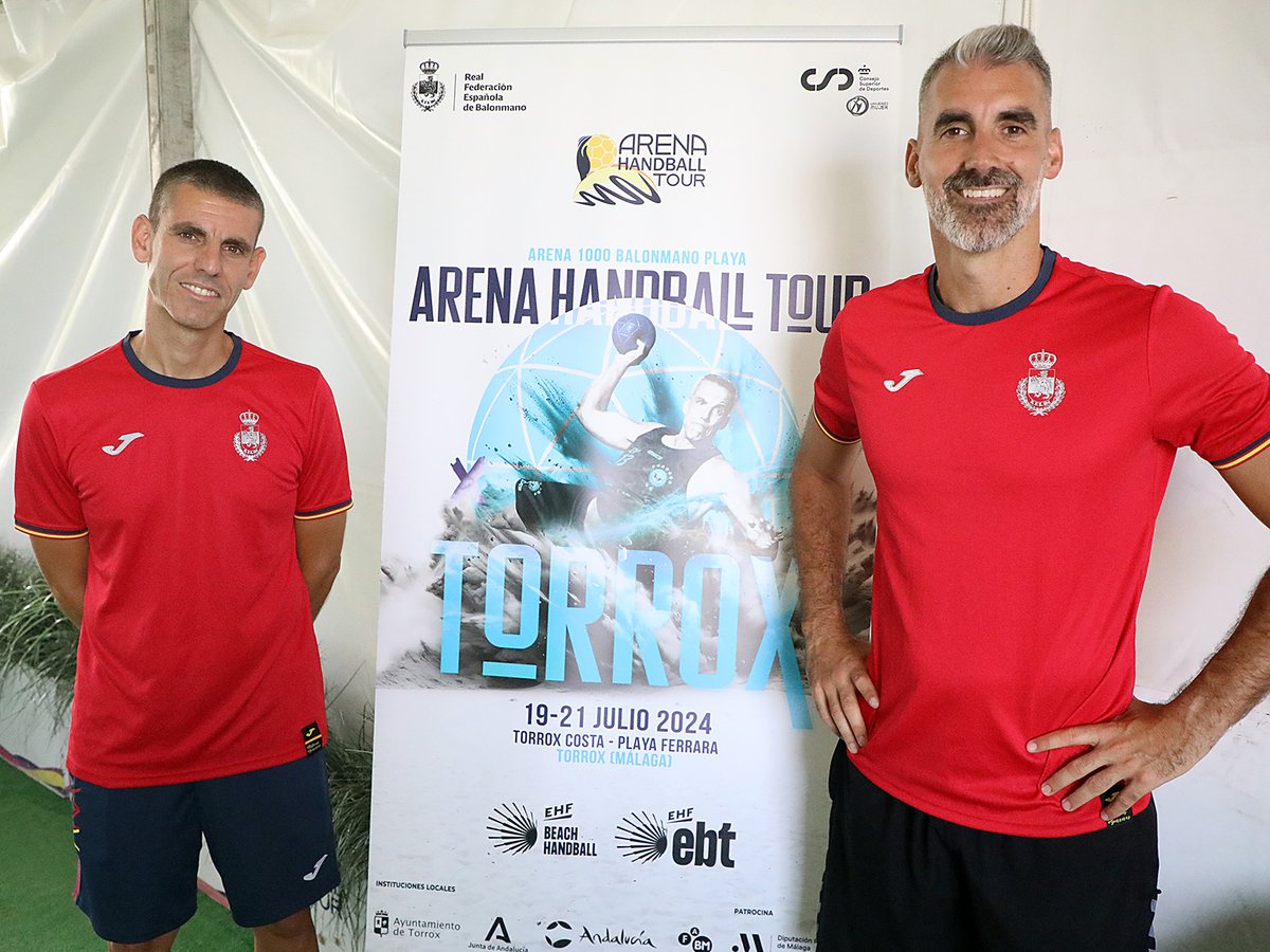 👏 ¡Qué visitas de tanto nivel tenemos en el #Arena1000 de Torrox! 

➡️ <a href="/_chispi_/">Juan Antonio Vázquez</a>, seleccionador de los #HispanosArena 🇪🇸, y <a href="/MicriRueda/">Micri Rueda Román</a>, su segundo de a bordo, no han querido perderse nuestro gran torneo

💜 ¡Bienvenidos! 

#BalonmanoPlaya
