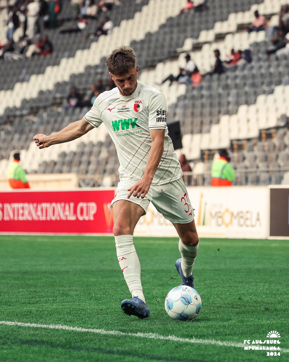 FCAugsburg's tweet photo. 67' Es bleibt ausgeglichen, der Meister aus Tansania hรคlt voll dagegen! ๐ฎโ๐จ #YSCFCA #FCAinMpumalanga
๐ด https://t.co/Bol7Q0nLc8 https://t.co/KXg3EhVnpC