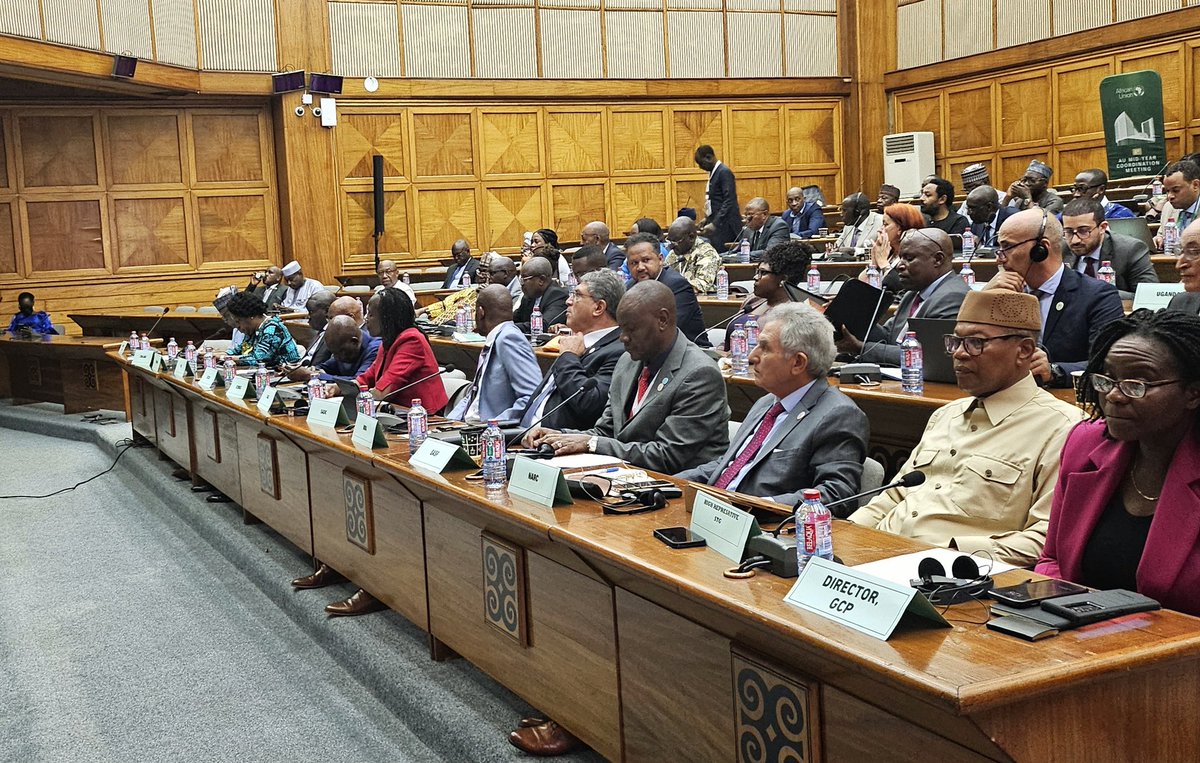 JevPILLAY's tweet photo. H.E @EliasMagosi, Executive Secretary of #SADC at the 3rd policy session of the Inter Regional Economic Communities Knowledge Exchange (#IRECKE) on Early Warning and Conflict Prevention, hosted by the #AfricanUnion in Accra,#Ghana. Discussing resource mobilisation.
#MYCM #CPAPS https://t.co/gsOb7BvWB4