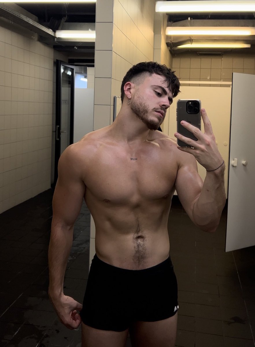 Je m’occupe de qui dans les vestiaires de la piscine ? 🚿

Rt si tu me donnes ton trou