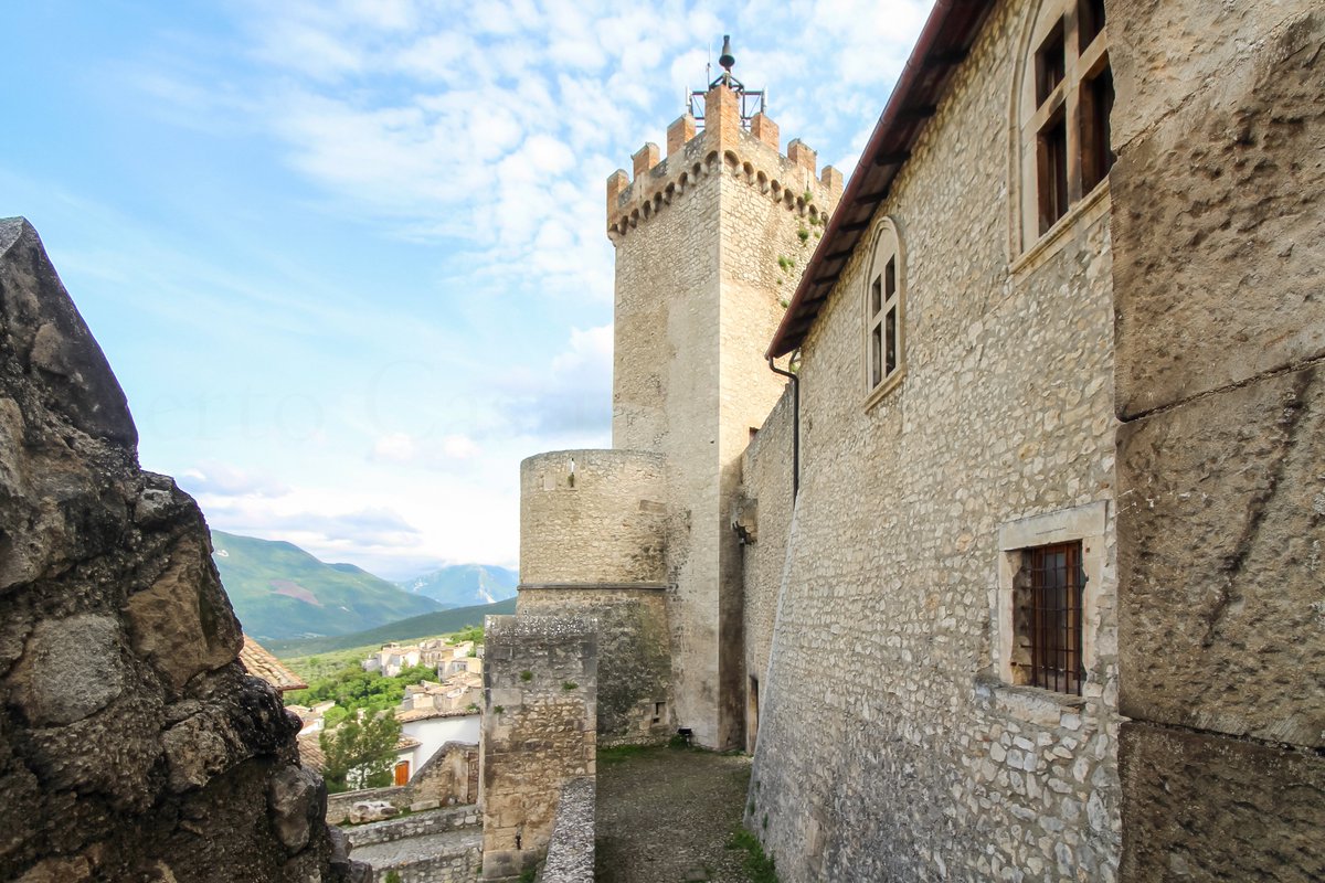 rocaphotography's tweet photo. Castello Piccolomini di Capestrano.
Abruzzo,Italy.
#capestrano #abruzzo #laquila #Italy #Italia #urbanlandscape #urbanstructure #scenery #castle #photooftheday #picoftheday #photography #history #architecture #canonphotography #robertocastigliaphotography https://t.co/fnxEETXwLQ