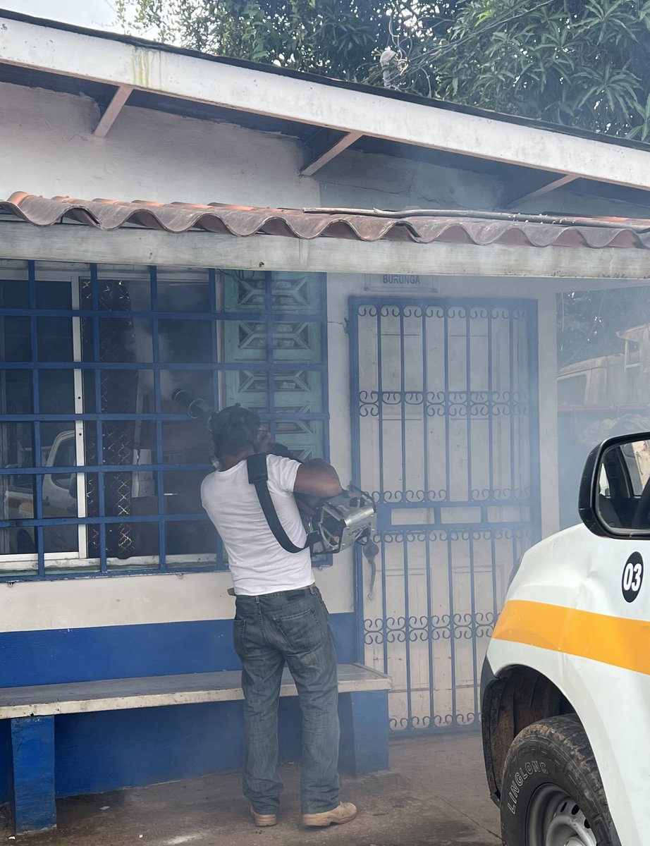 JcBurunga's tweet photo. Fumigación en la Junta comunal contra los mosquitos y roedores.🦟

#juntacomunal #burunga #panama #burungaavanza #arraijan #prevencion #salud #west https://t.co/bNsHUetlEU