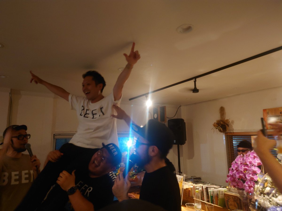 321_taka's tweet photo. 3周年おめでとうございます~🎉🎉🎉
恒例の肩担ぎもキタ━(゚∀゚)━!
縁起物~└(゚∀゚└) (┘゚∀゚)┘
おめでたい~㊗️㊗️㊗️
P.O.Pファンの群馬ブースターさん達とも友達になった~\( ´ω` )/
今度、乾杯するぞ~🍻🍻🍻
#BEERAY
#上鈴木兄弟
#大タカシ https://t.co/MXa5Ui05k0