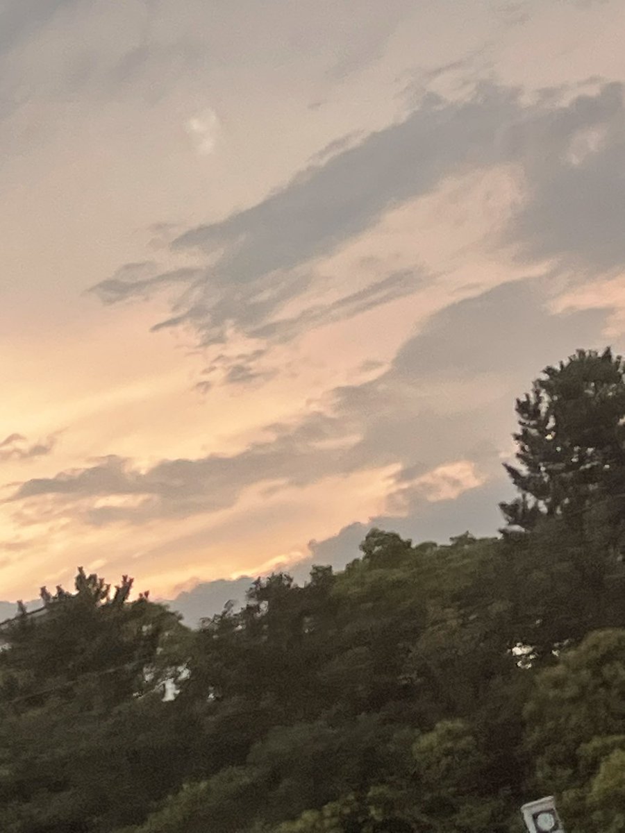 EN_12NI_KI0604's tweet photo. 空が綺麗だったからパシャっと1枚📸✨️
忙しい日々を過ごされているであろうみんなの皆さんの心癒される瞬間が少しでもあったらいいなと思ってます☺️
写真は相変わらず撮るの下手です😅
#夕焼け #To_ENHYPEN #To_ENGENE https://t.co/Yor10O9bHm