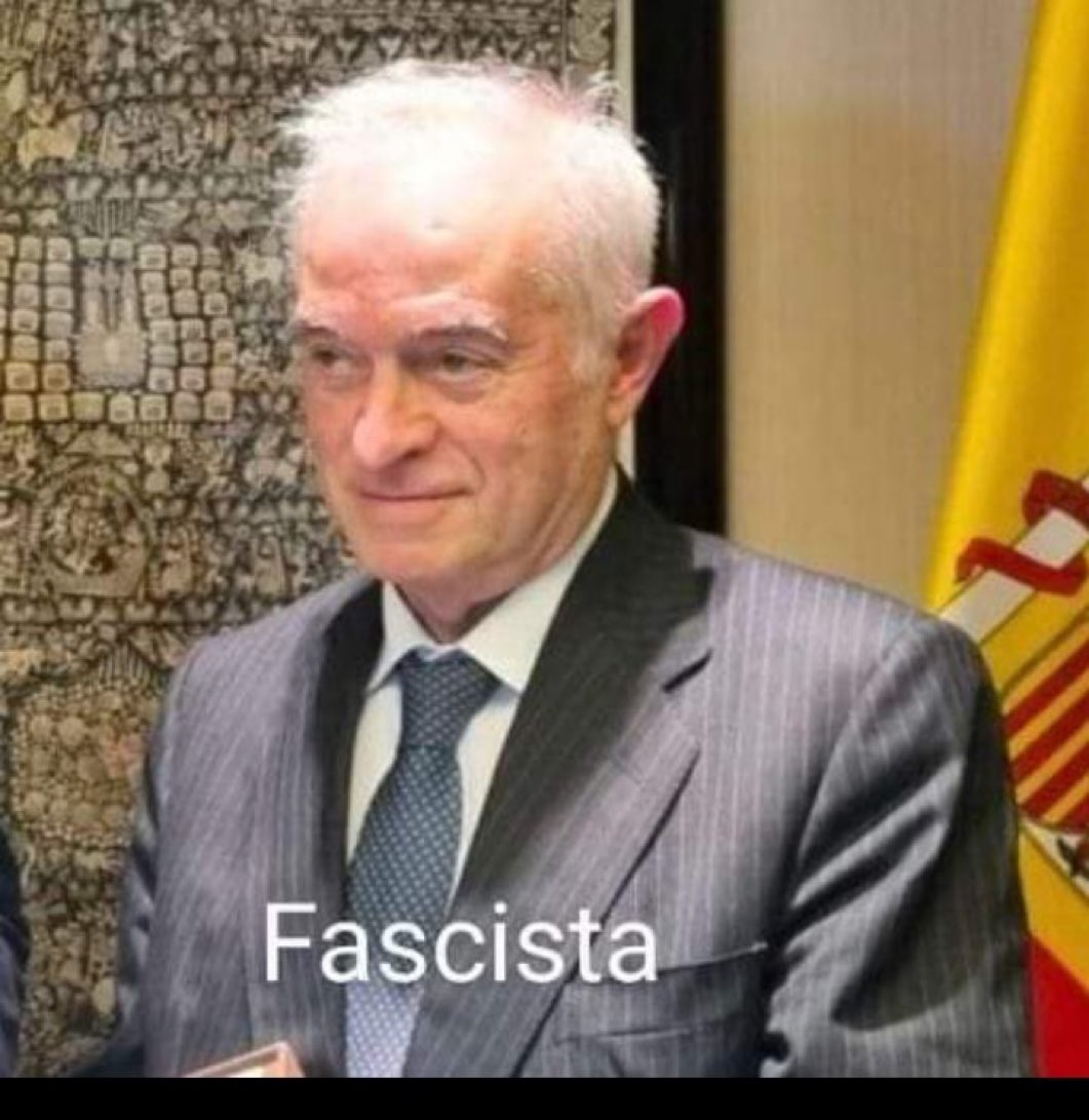 Que este fulano tenga al país en vilo es una vergüenza propia de república bananera. Que este prevaricador no este siendo juzgado es es un escándalo