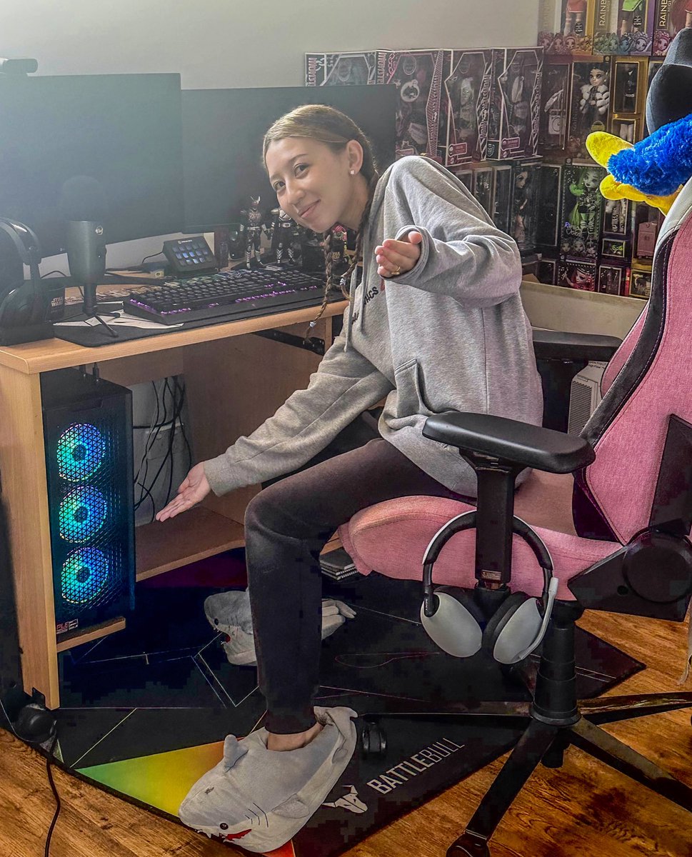 danidavinas's tweet photo. It’s taken me 7 long years but I finally bit the bullet and got a new PC. Lots of content coming soon 🤍 https://t.co/lCv0g7khbX