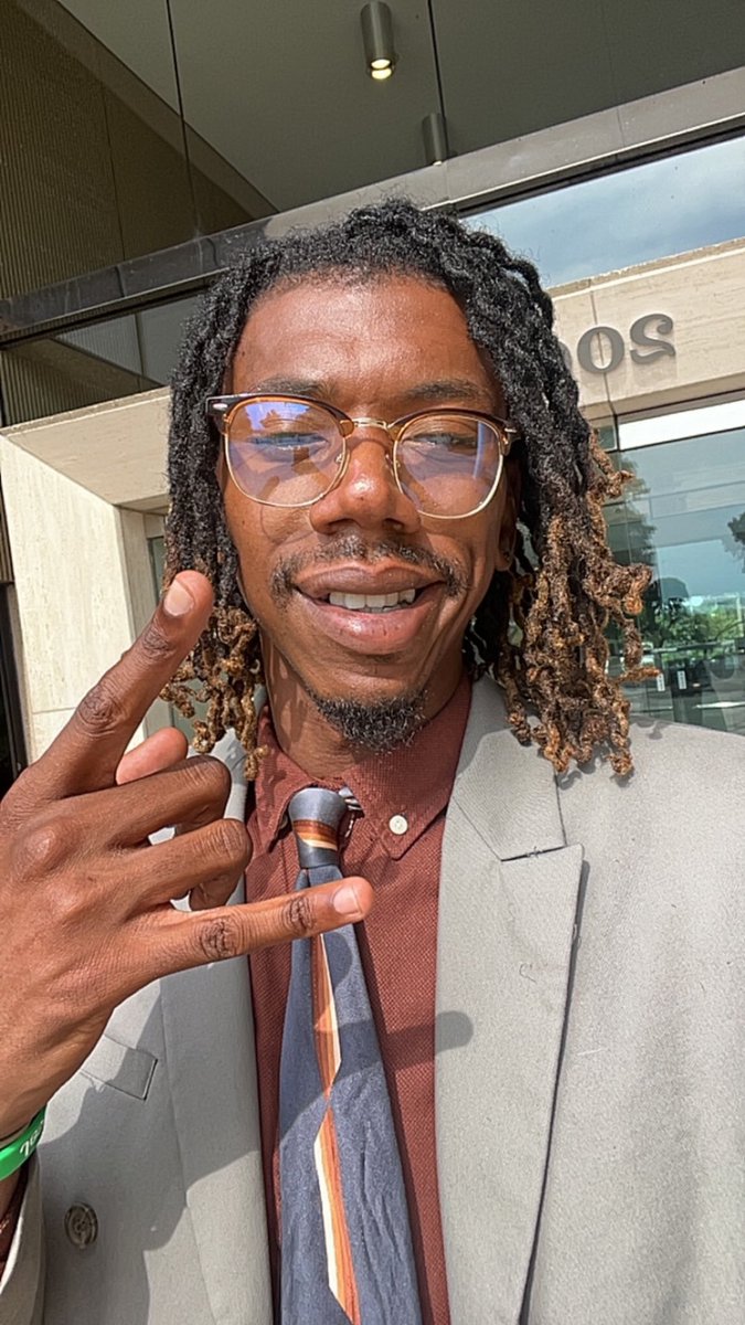 iPostRandomBS's tweet image. Days in the office 😌✨