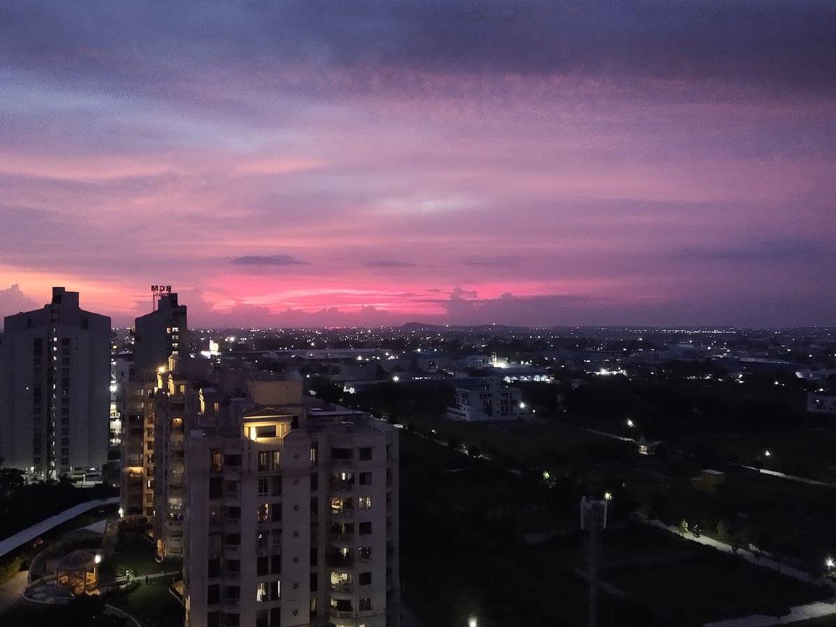 दिन के हिस्से ,कुछ बचे रंग हैं 
बिखेर दूं तो चलूं......
#शाम